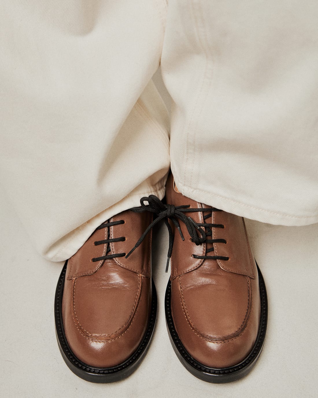 Классические коричневые туфли на шнуровке