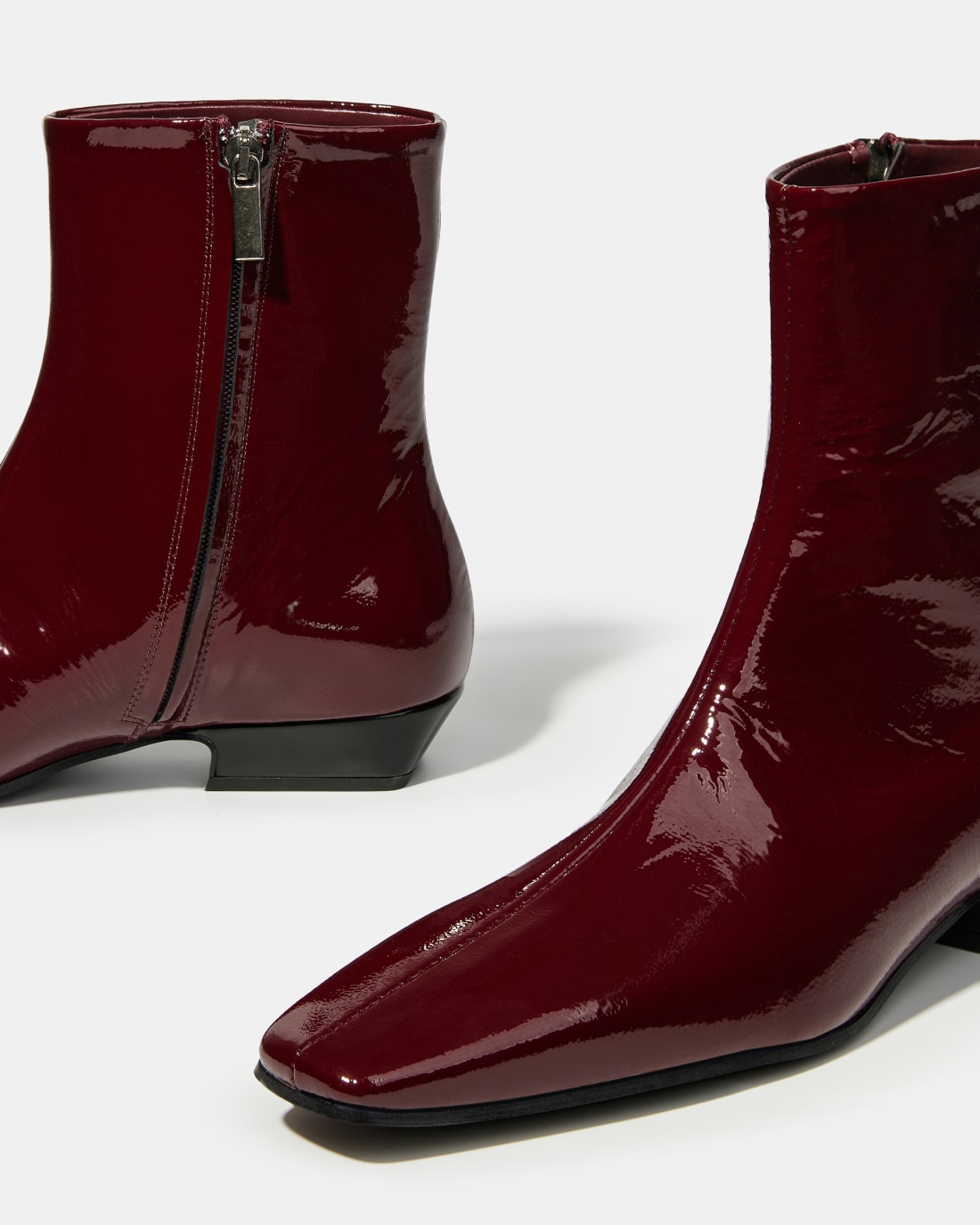 Бордовые ботинки из натуральной лаковой кожи