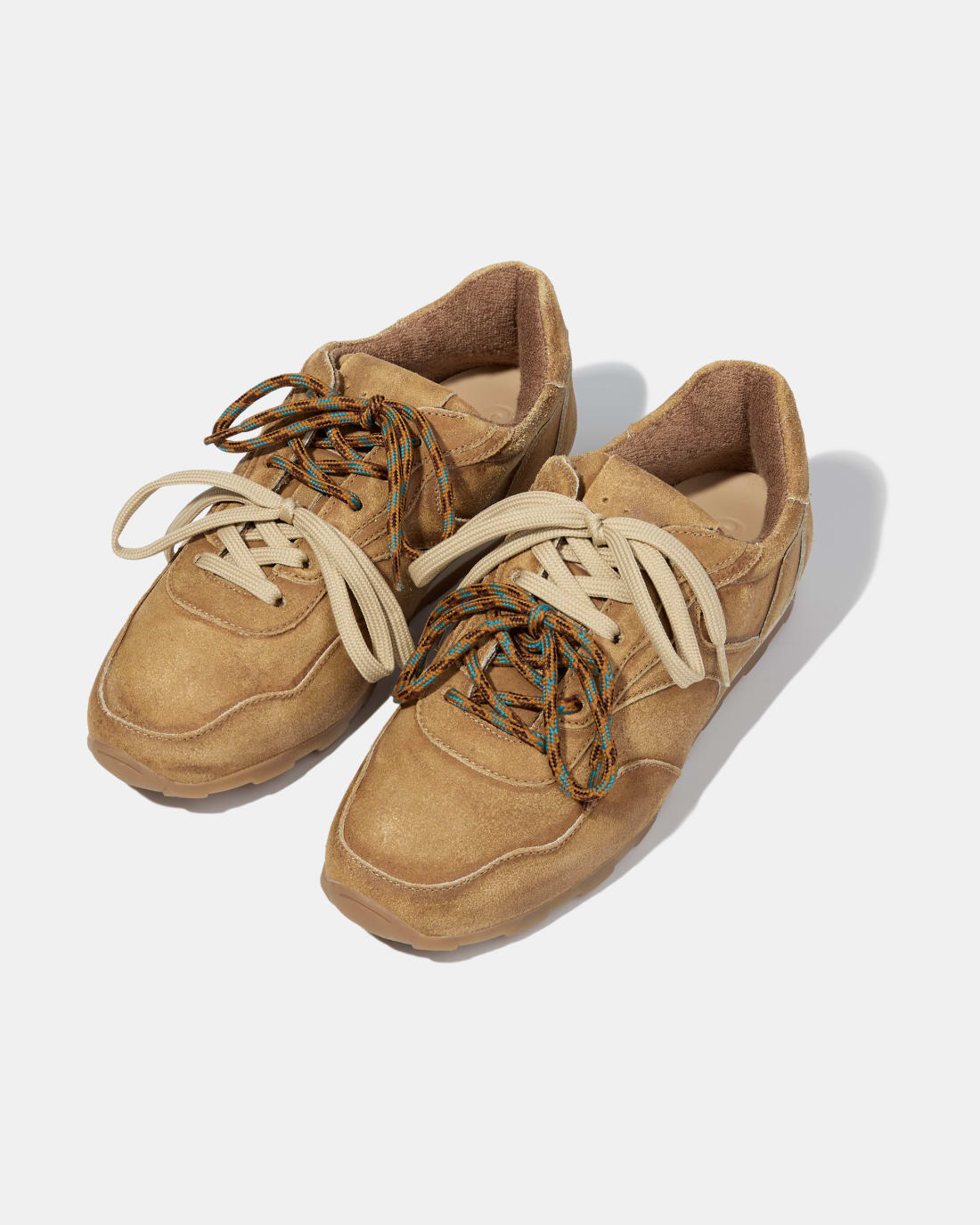 Бежевые кроссовки из замши