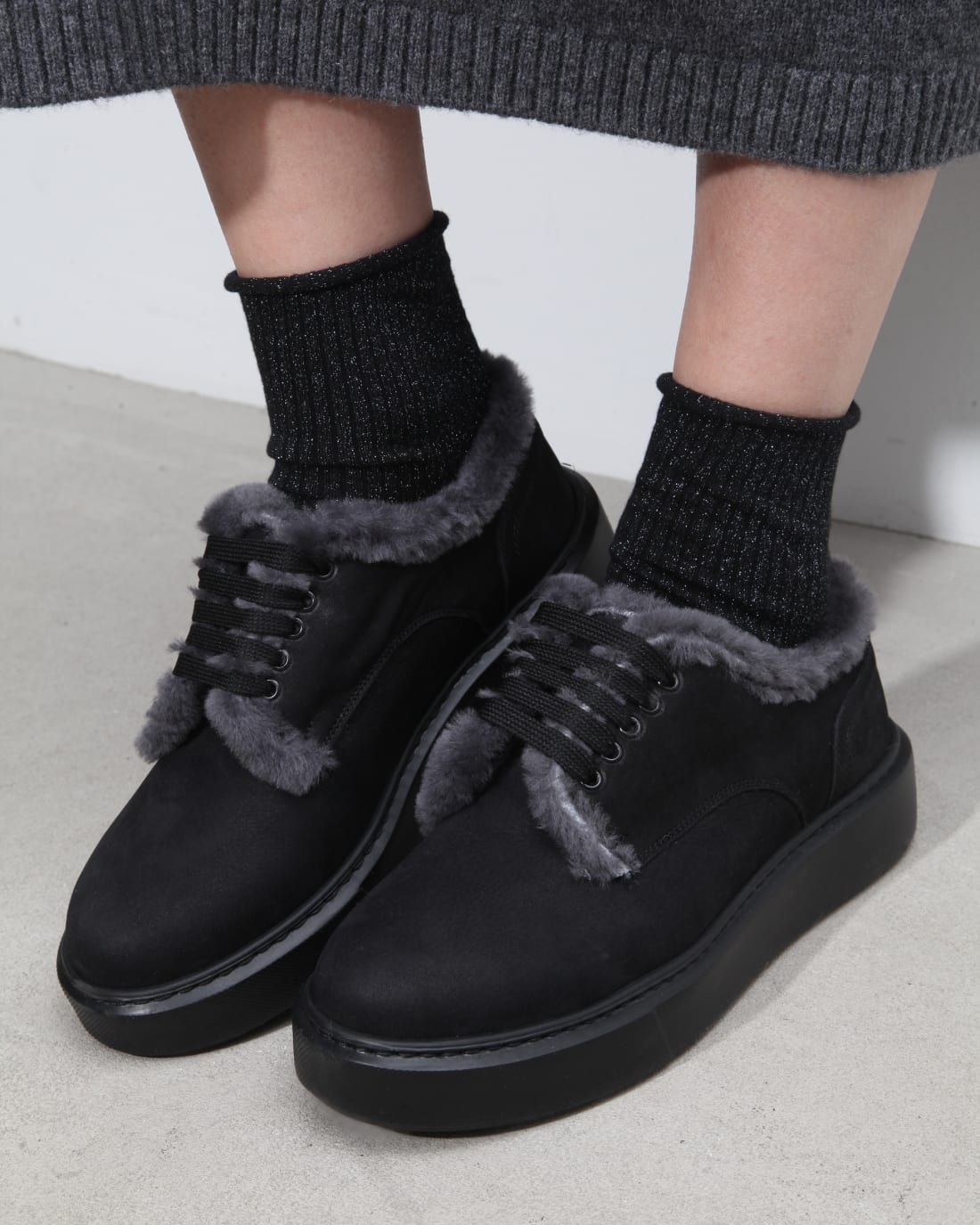 Темно-серые ботинки из натуральной кожи