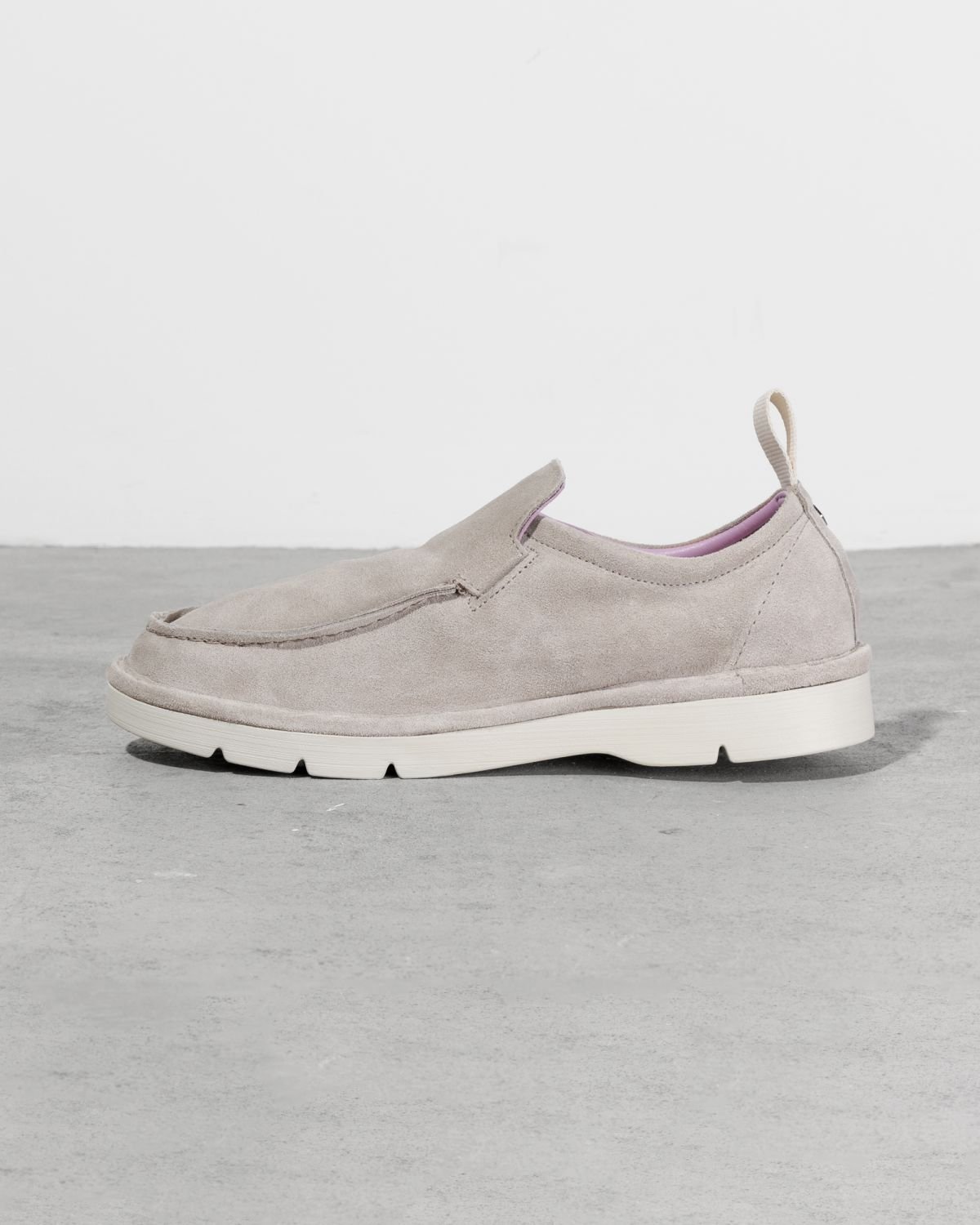 Светло-серые замшевые мокасины - Main image