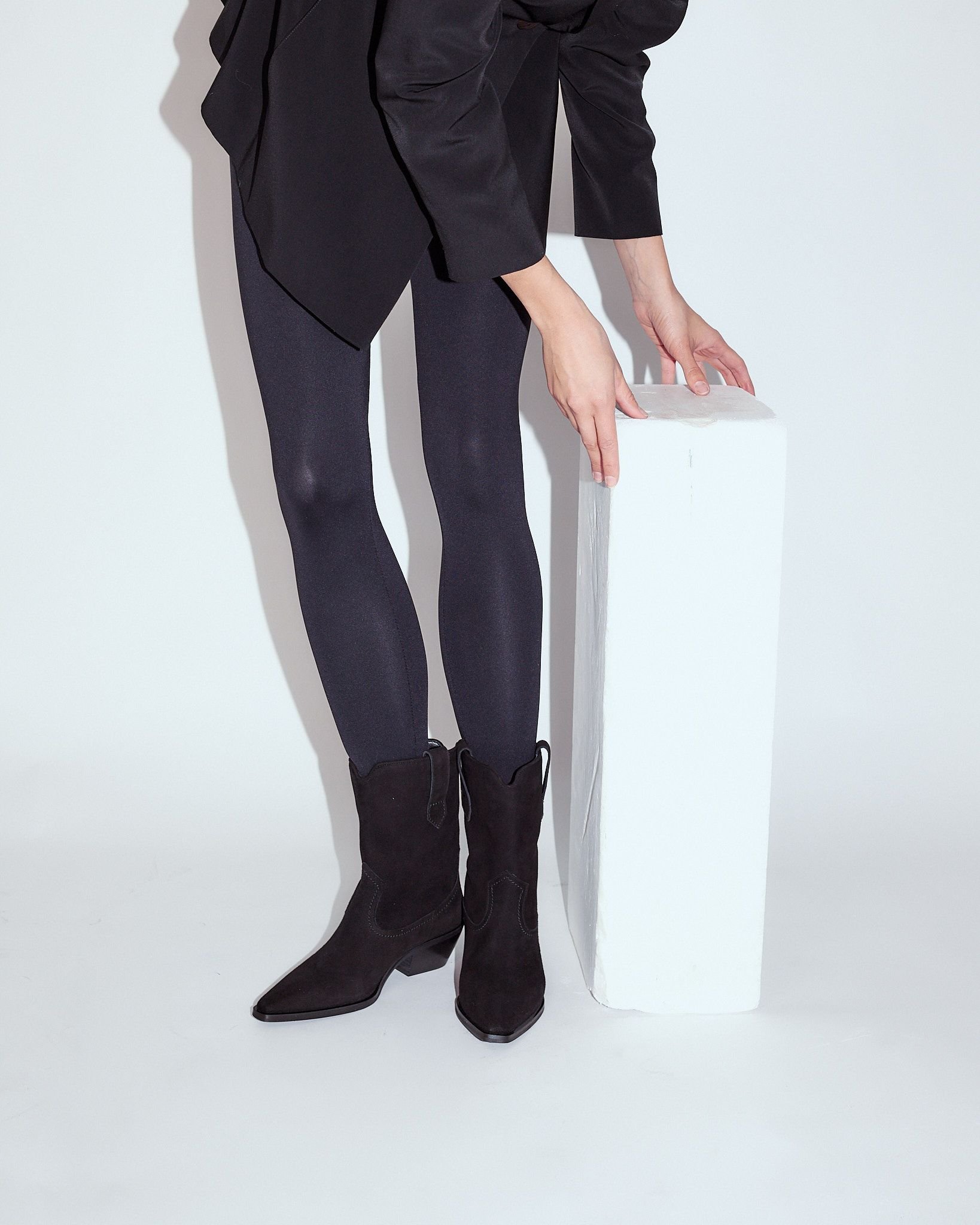 Черные замшевые казаки