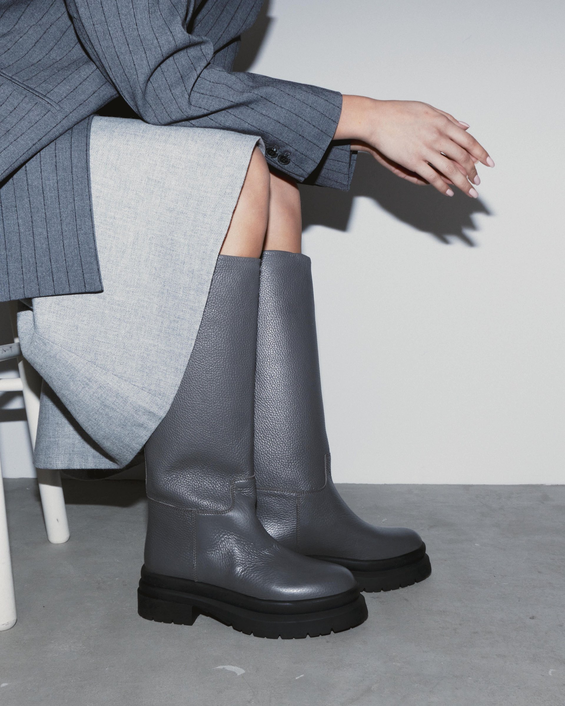 Серые кожаные сапоги - Main image