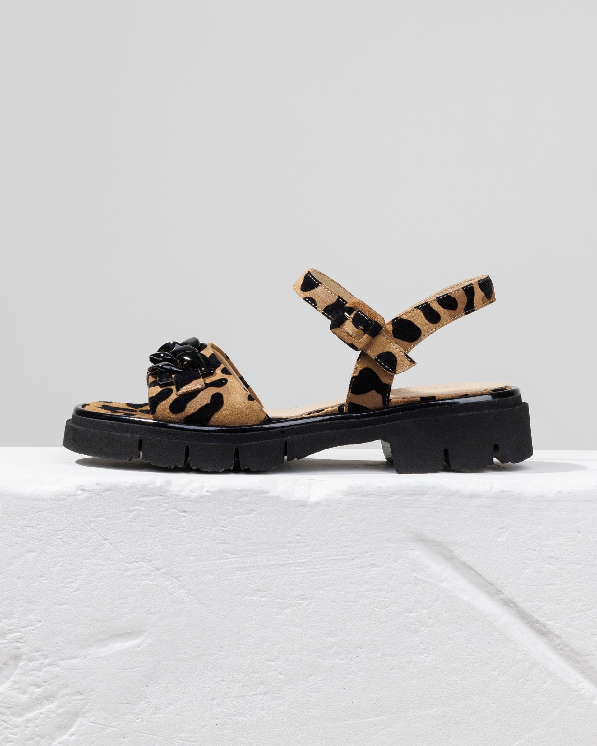 Леопардовые замшевые сандалии