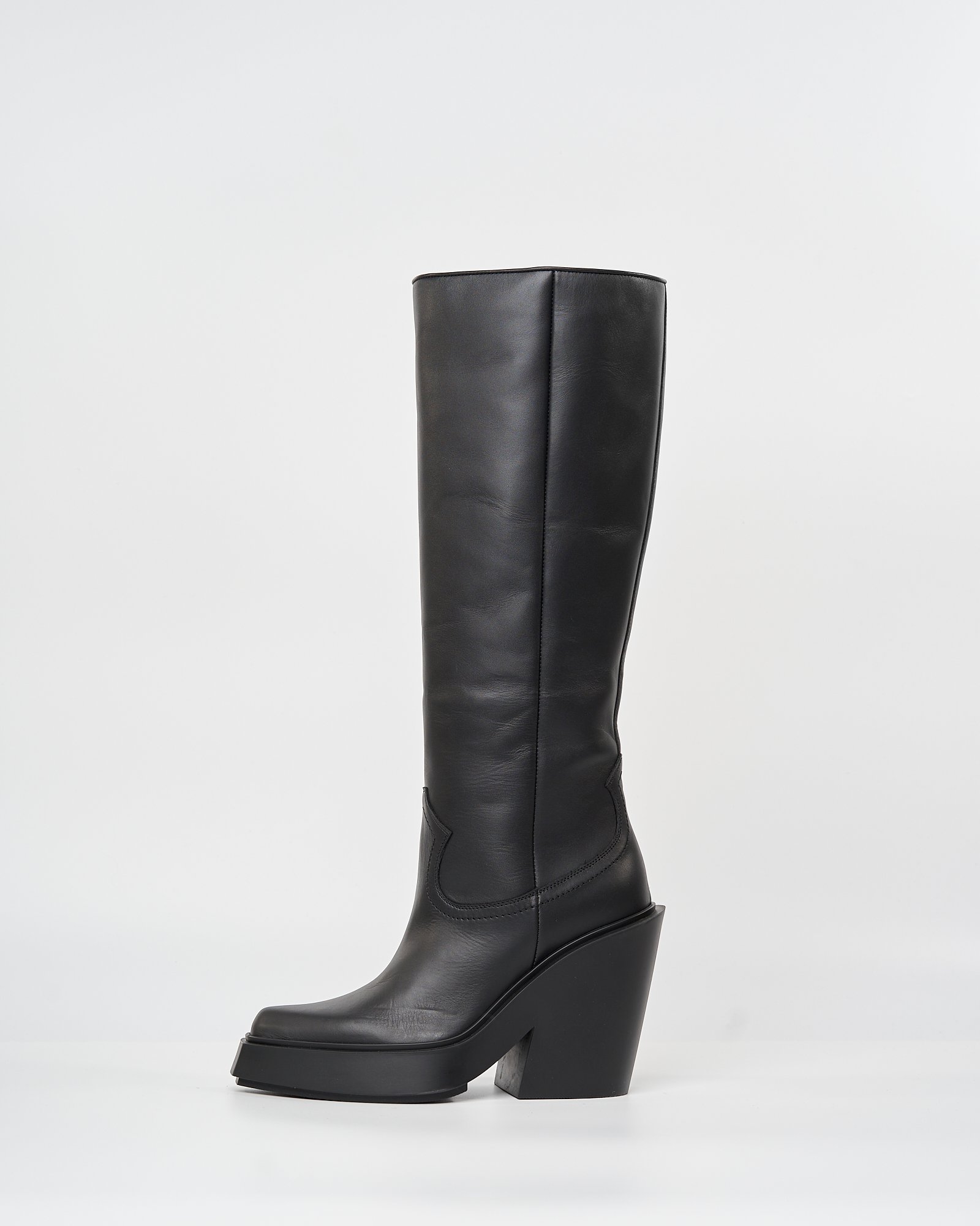 Черные кожаные сапоги - Main image