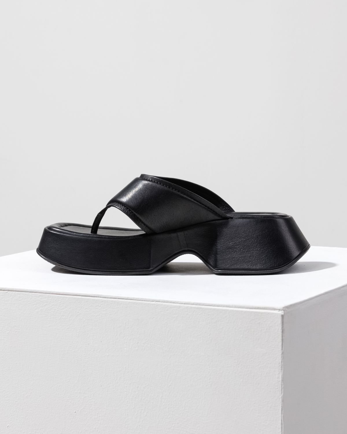 Черные кожаные шлепанцы - Main image