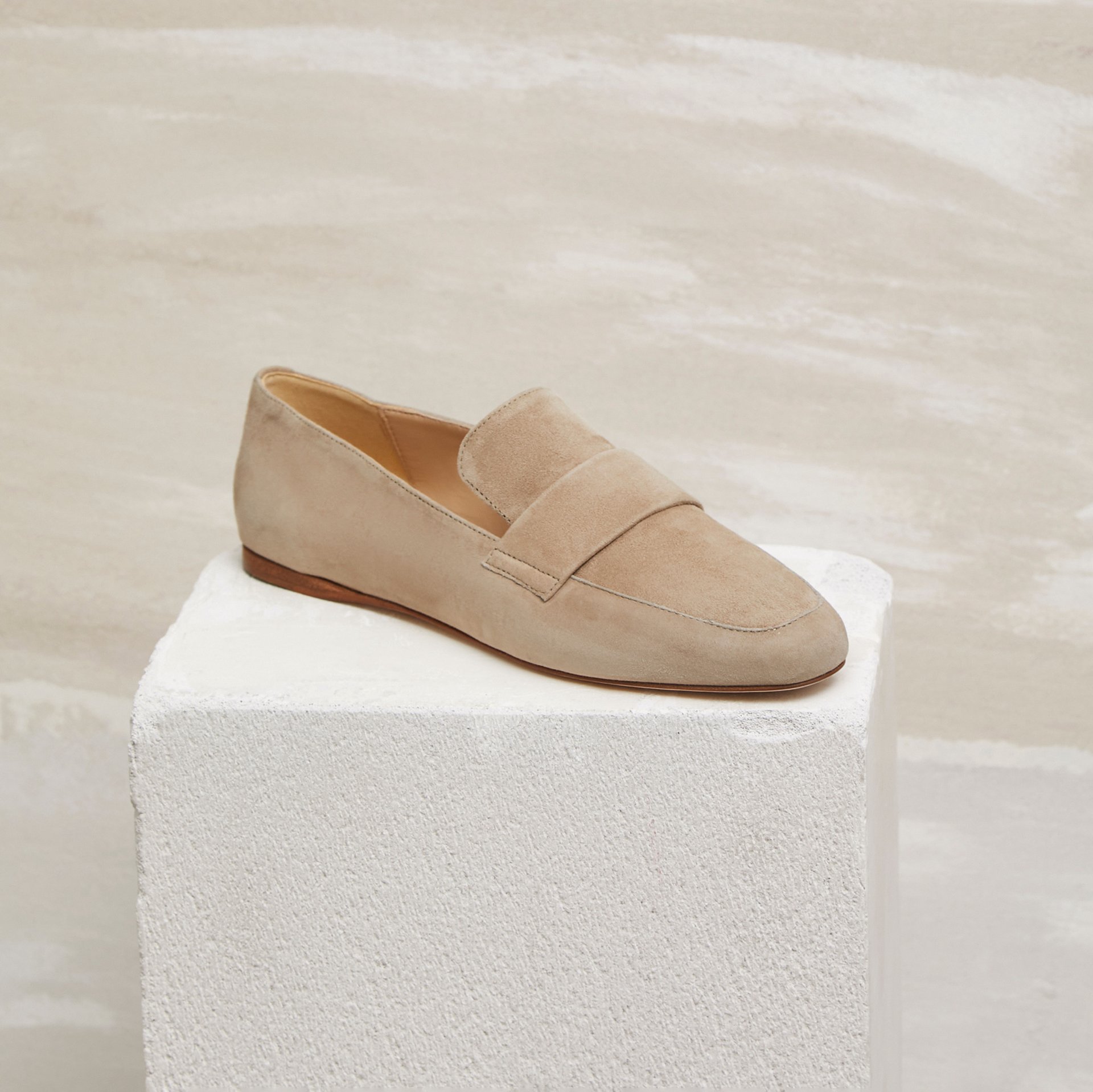 Бежевые замшевые лоферы - Main image