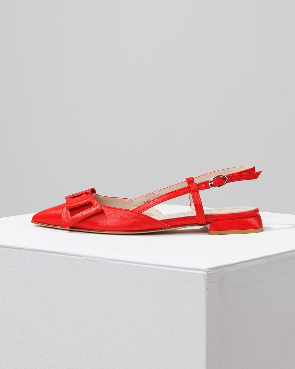 Красные кожаные туфли - Main image