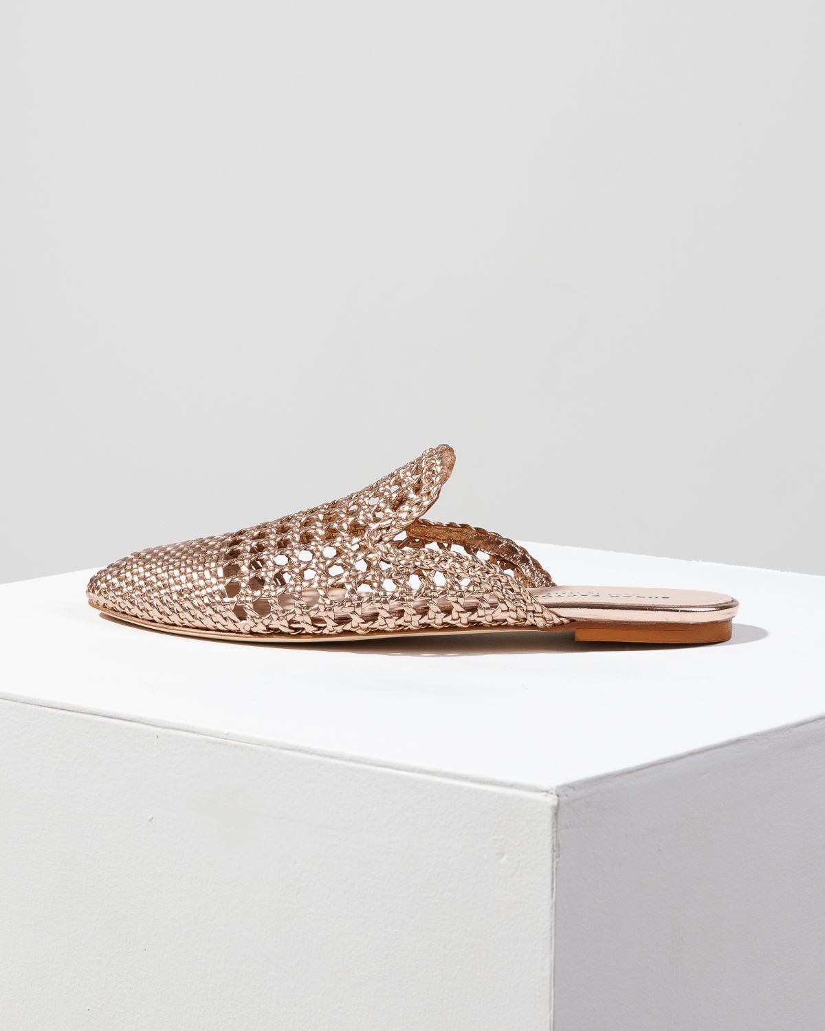 Бежевые блестящие слиперы