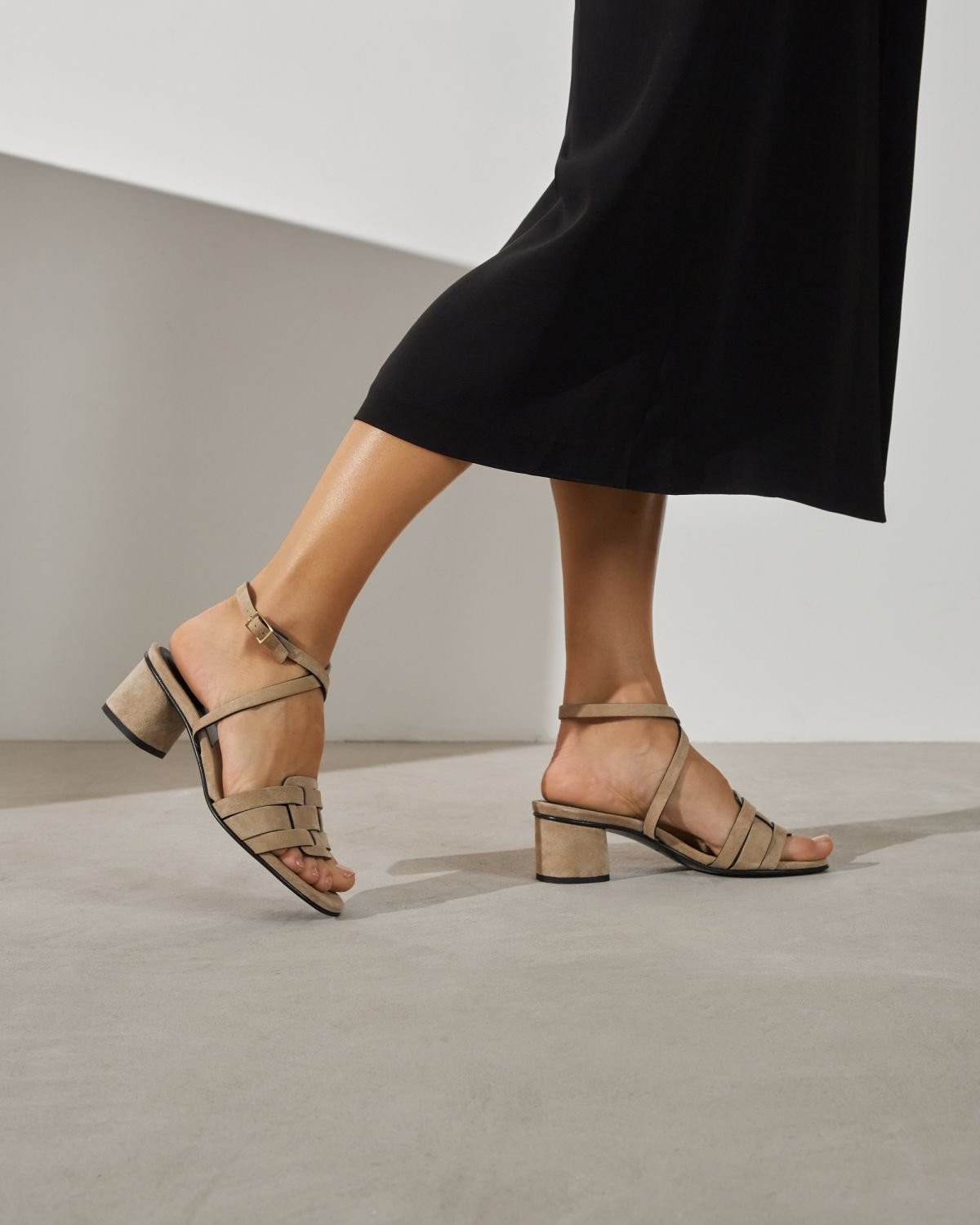 Серо-бежевые замшевые босоножки - Image 5 of 6