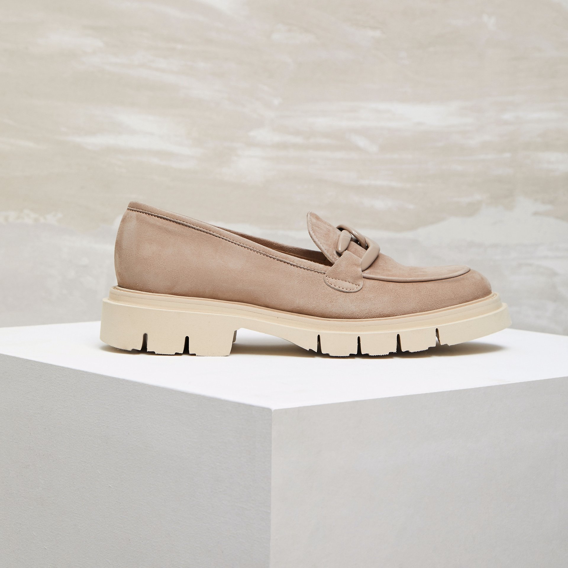 Бежевые замшевые лоферы - Main image