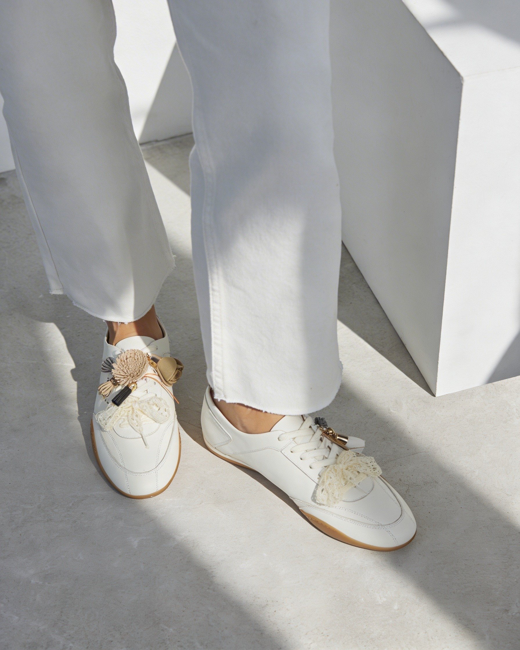 Белые кожаные кеды с авторским декором - Image 2 of 5