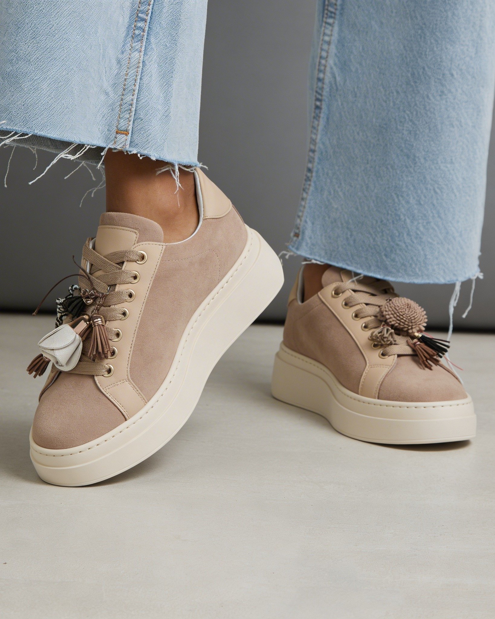 Бежевые замшевые кеды с авторским декором - Image 2 of 5