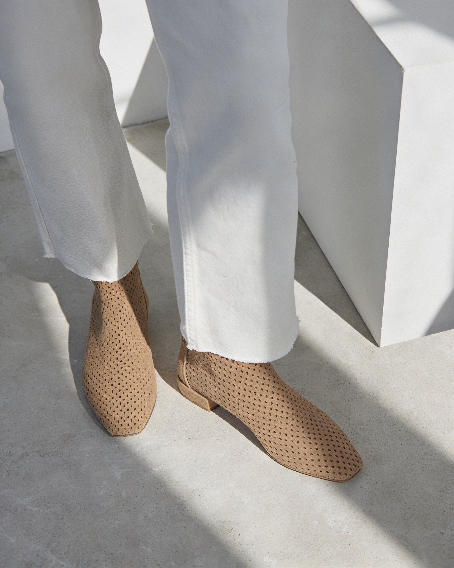 Бежевые перфорированные замшевые ботинки  - Image 5 of 5