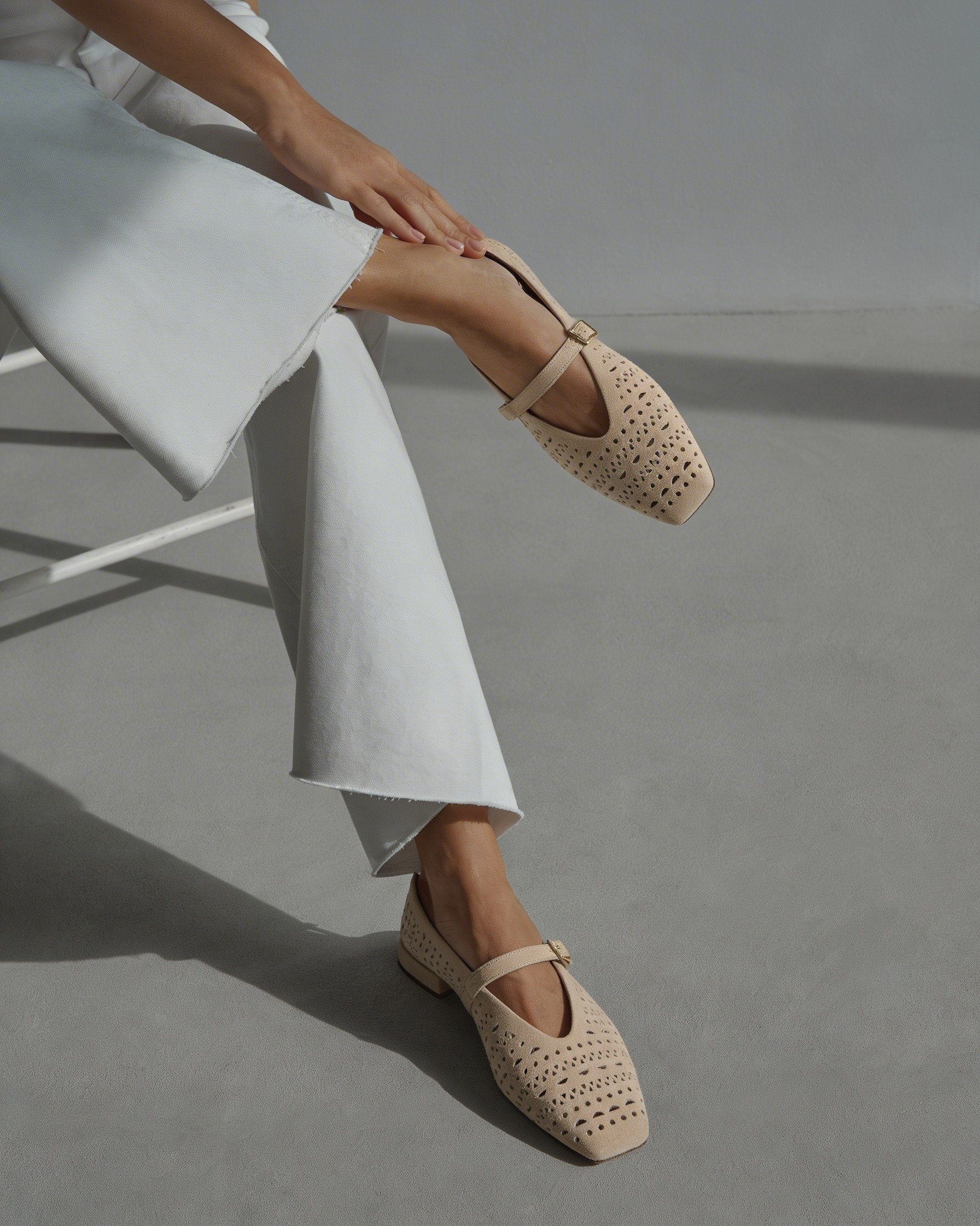 Бежевые замшевые туфли с перфорацией - Image 2 of 5