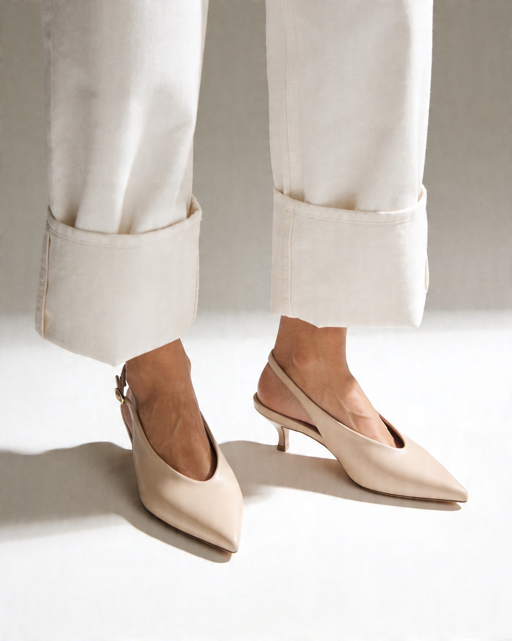 Бежевые туфли на малом каблуке из натуральной кожи - Image 2 of 5