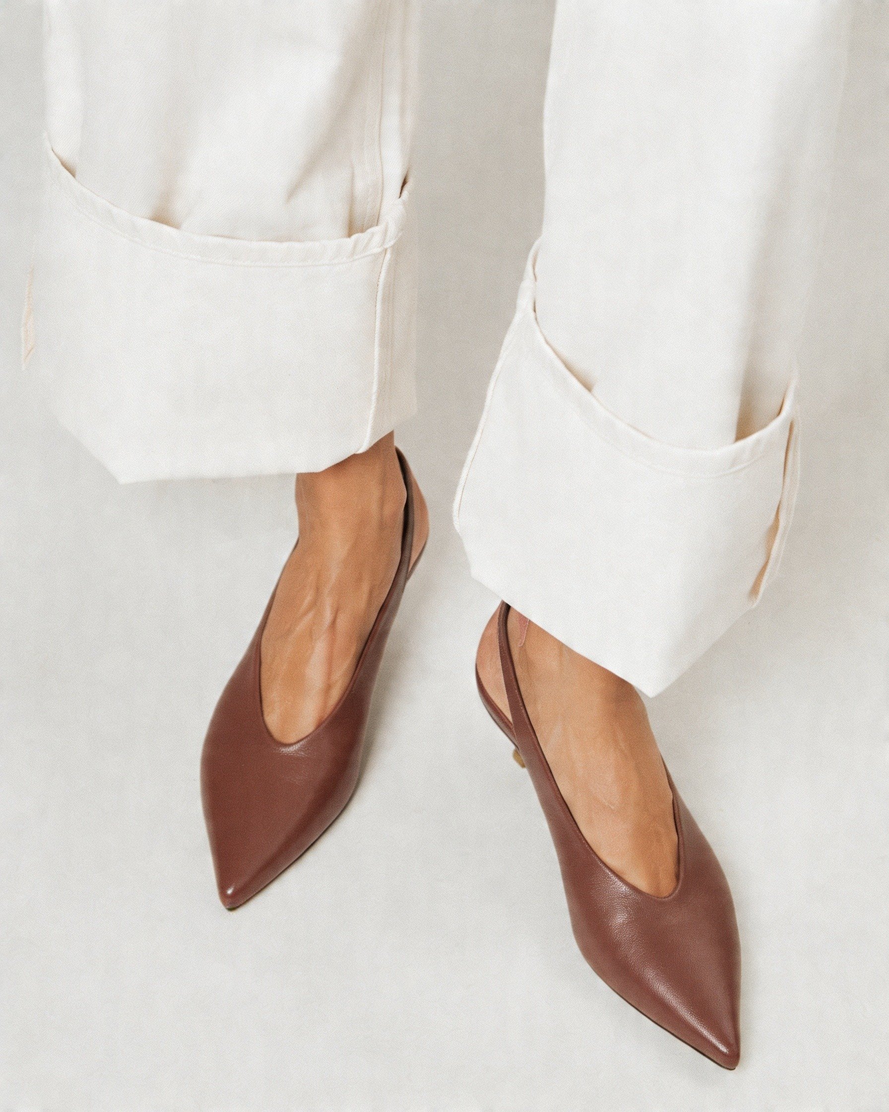 Коричневые туфли-слинбэк на тонком каблуке из натуральной кожи - Image 2 of 5