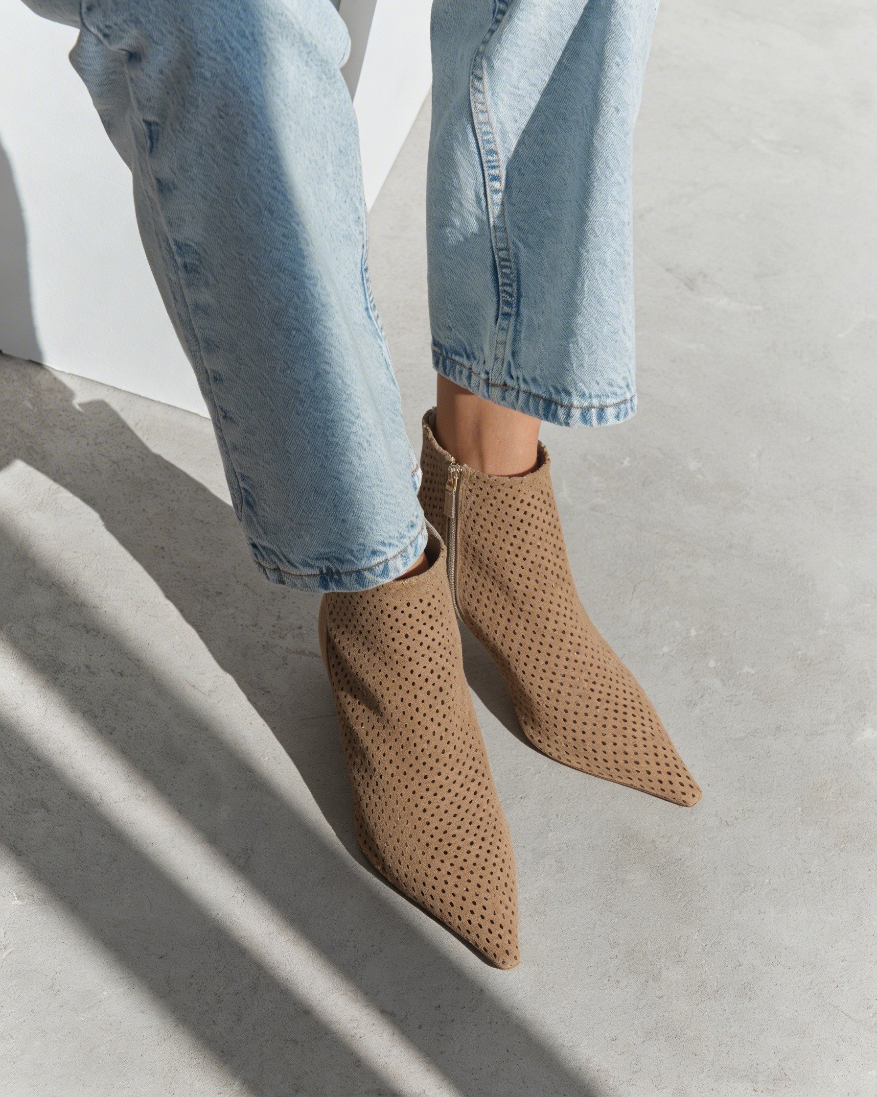 Бежевые замшевые ботильоны с перфорацией - Image 2 of 5