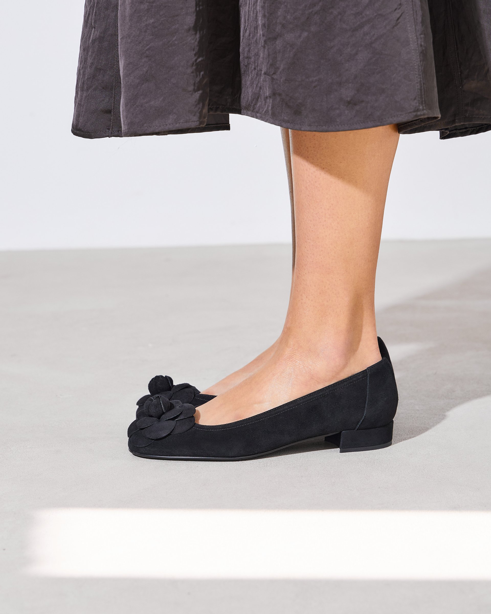 Черные замшевые туфли с декоративным цветком - Image 6 of 11