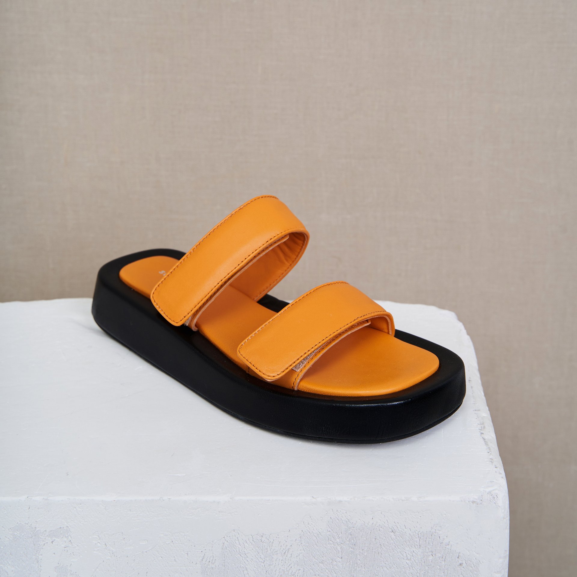 Оранжевые кожаные слайдеры - Main image