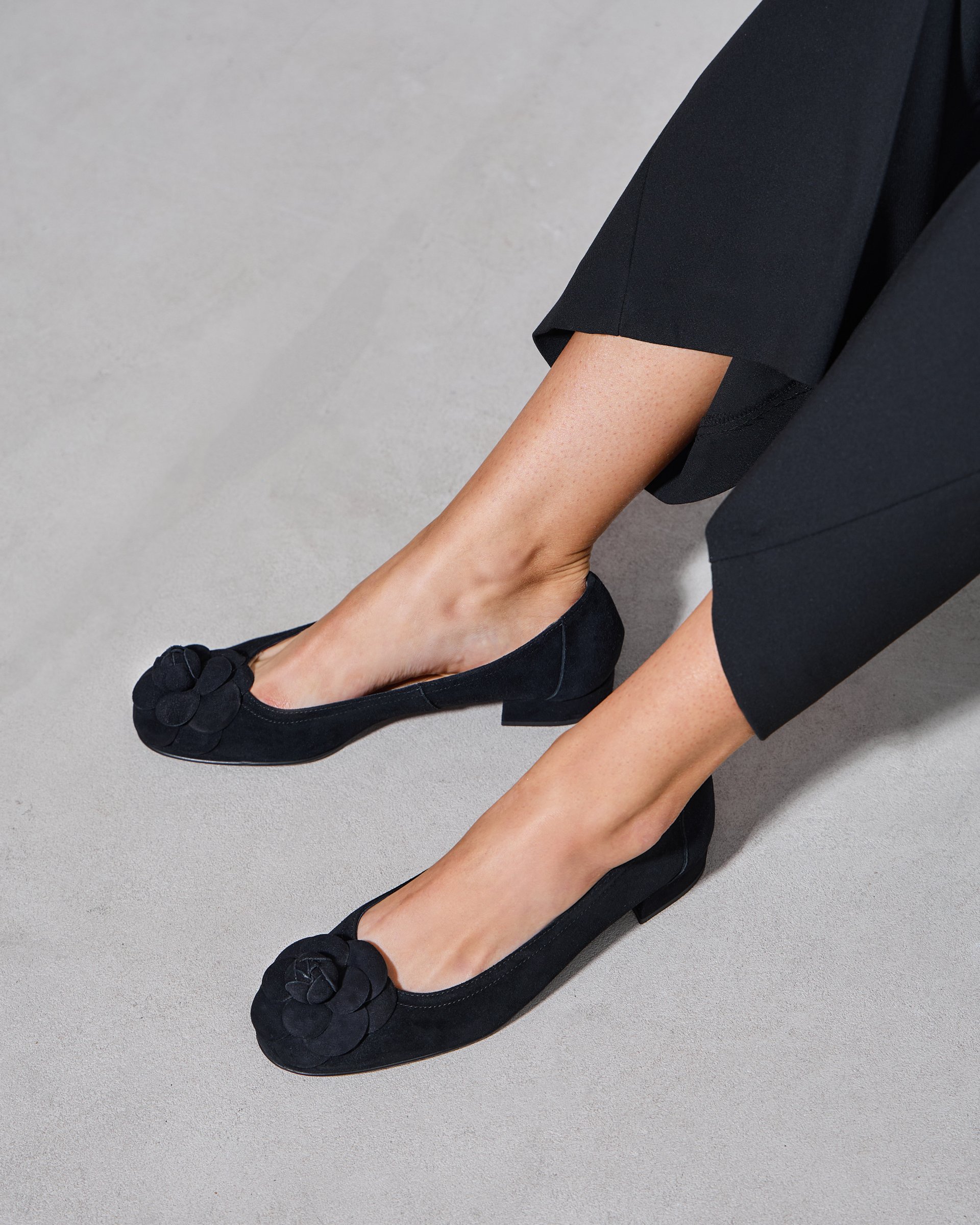 Черные замшевые туфли с декоративным цветком - Image 9 of 11