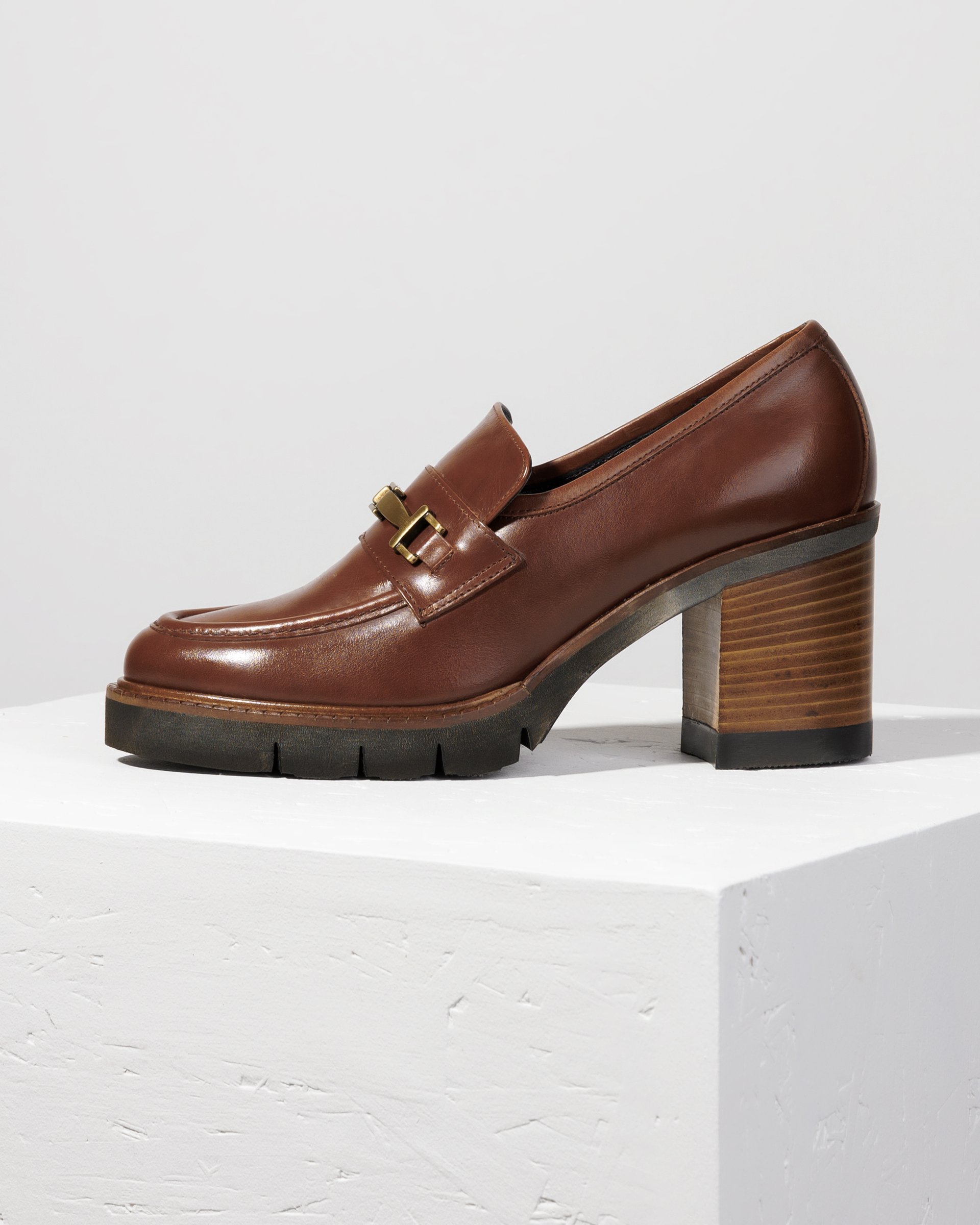 Коричневые кожаные туфли на каблуке - Main image