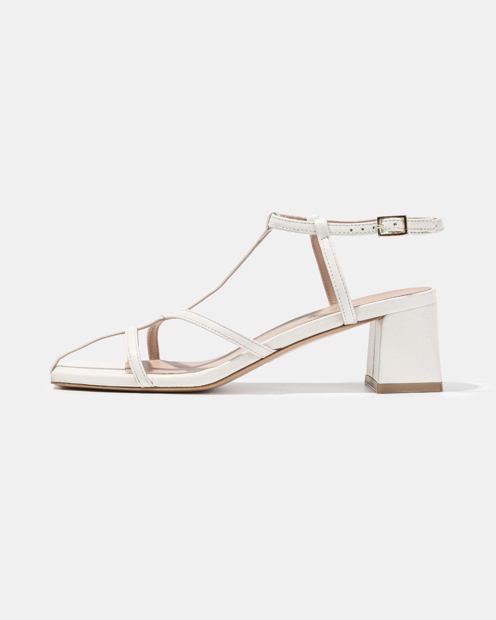 Белые босоножки с ремешками