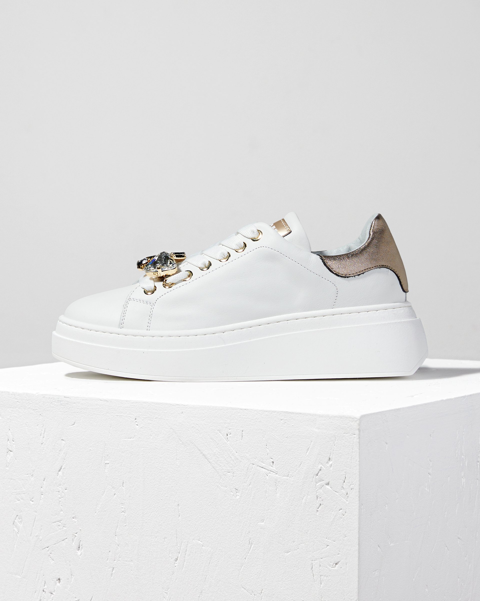 Белые кожаные кеды с аксессуарами - Main image