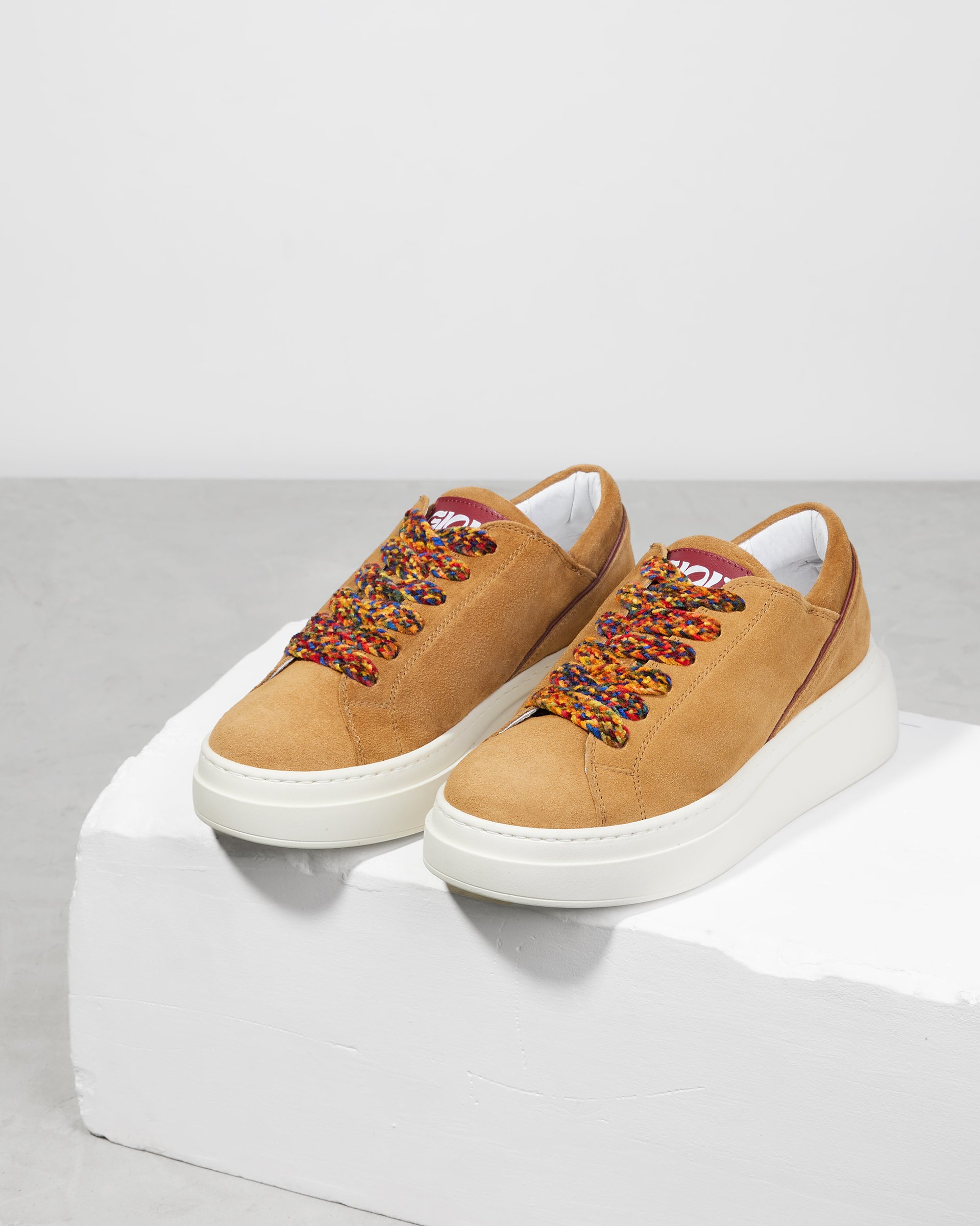 Коричневые замшевые кеды с яркими шнурками - Image 2 of 6