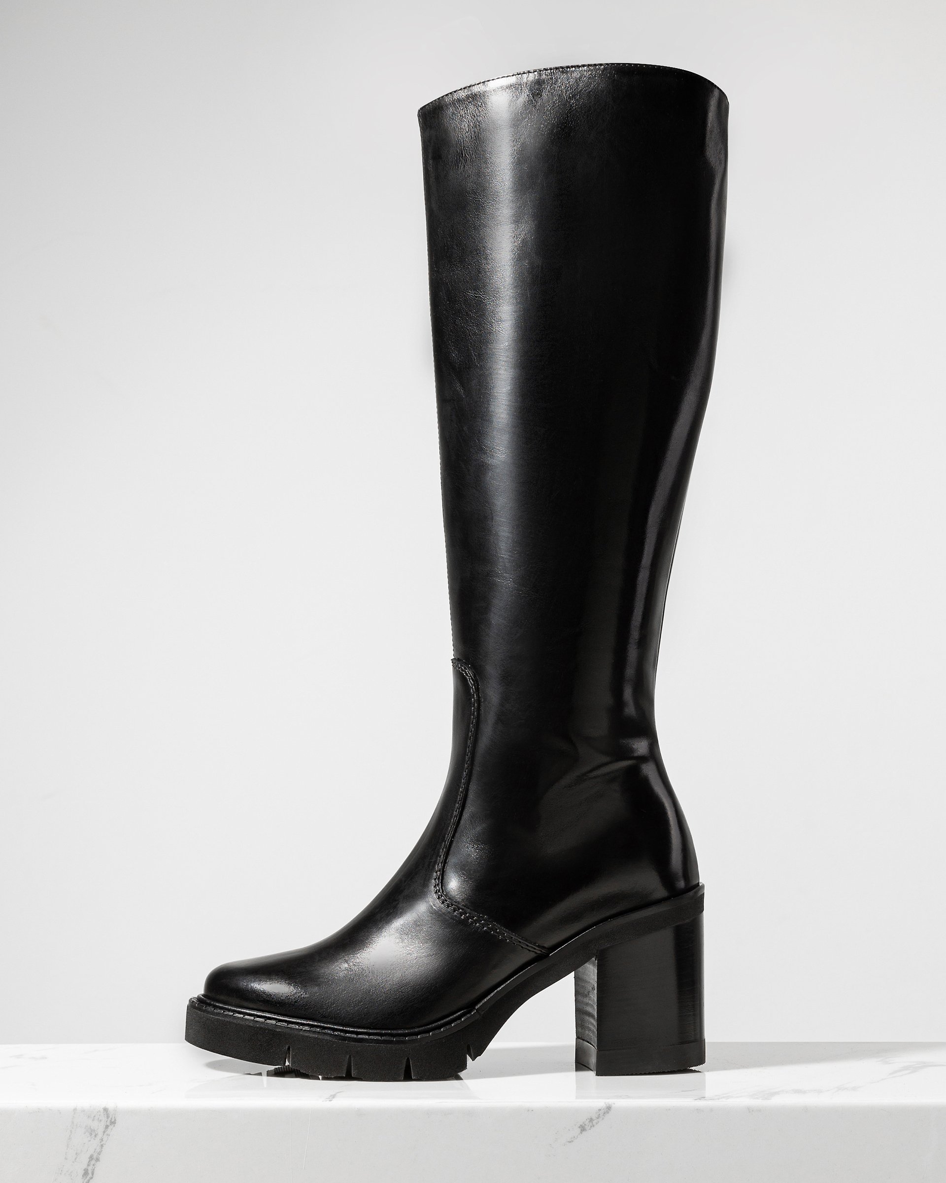 Черные кожаные сапоги