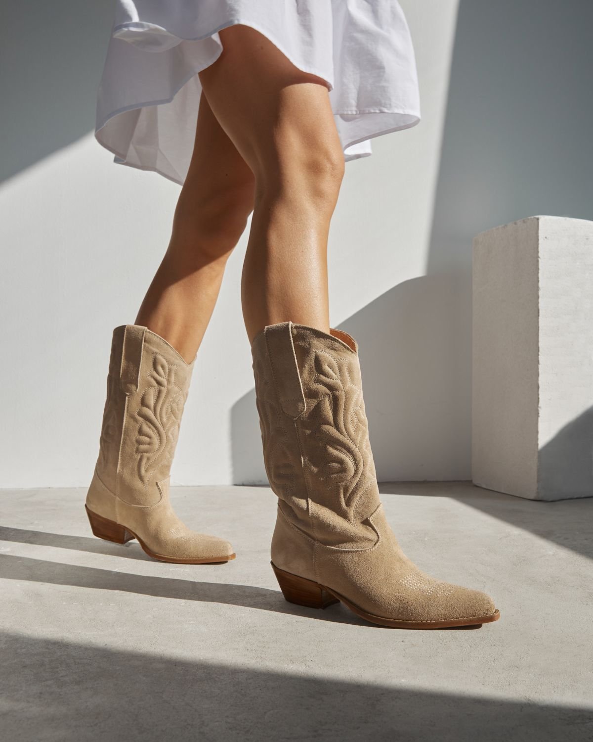 Серо-бежевые замшевые сапоги - Main image