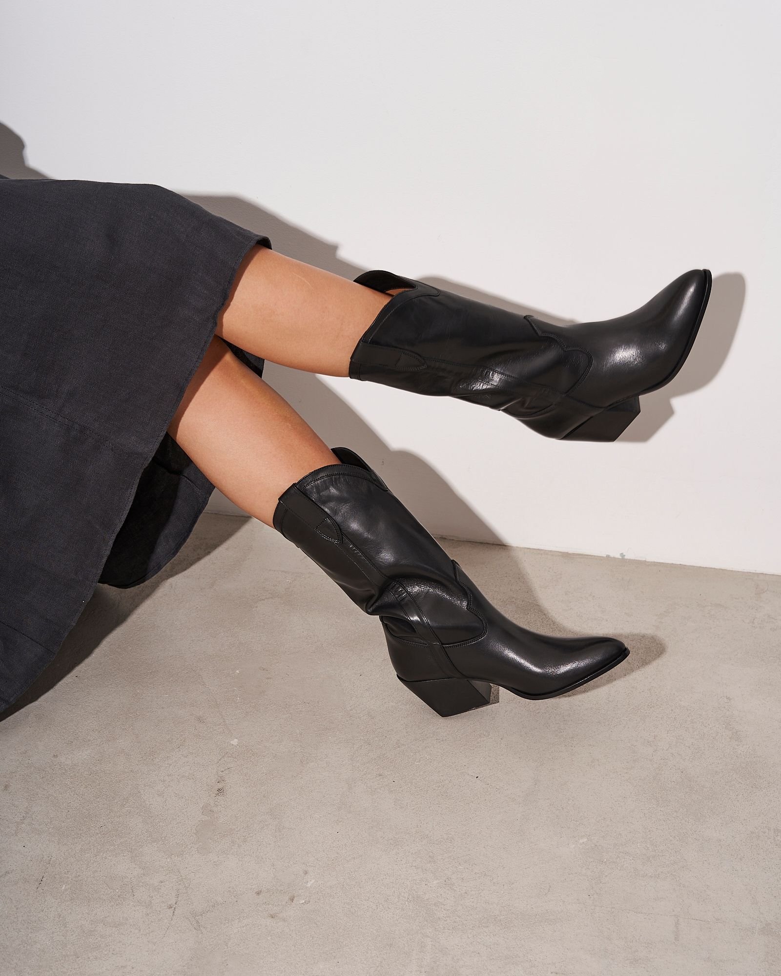 Черные кожаные сапоги