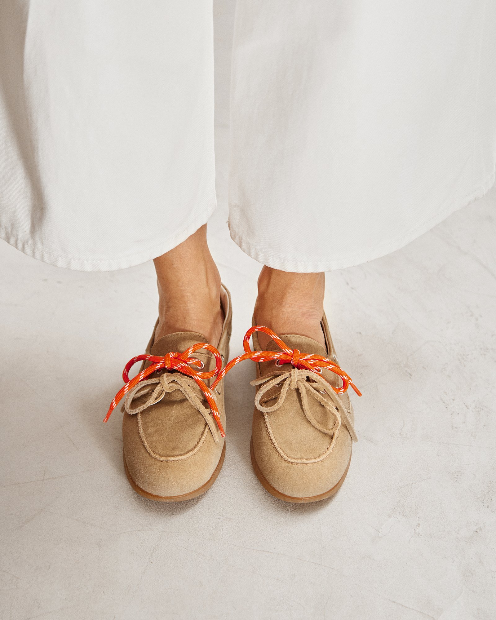 Светло-коричневые замшевые мокасины со шнурками