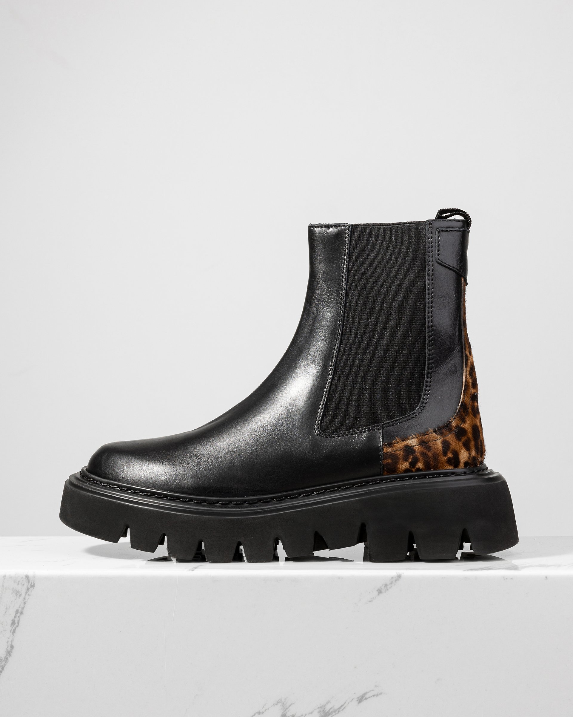 Черные кожаные ботинки с леопардовой вставкой - Main image
