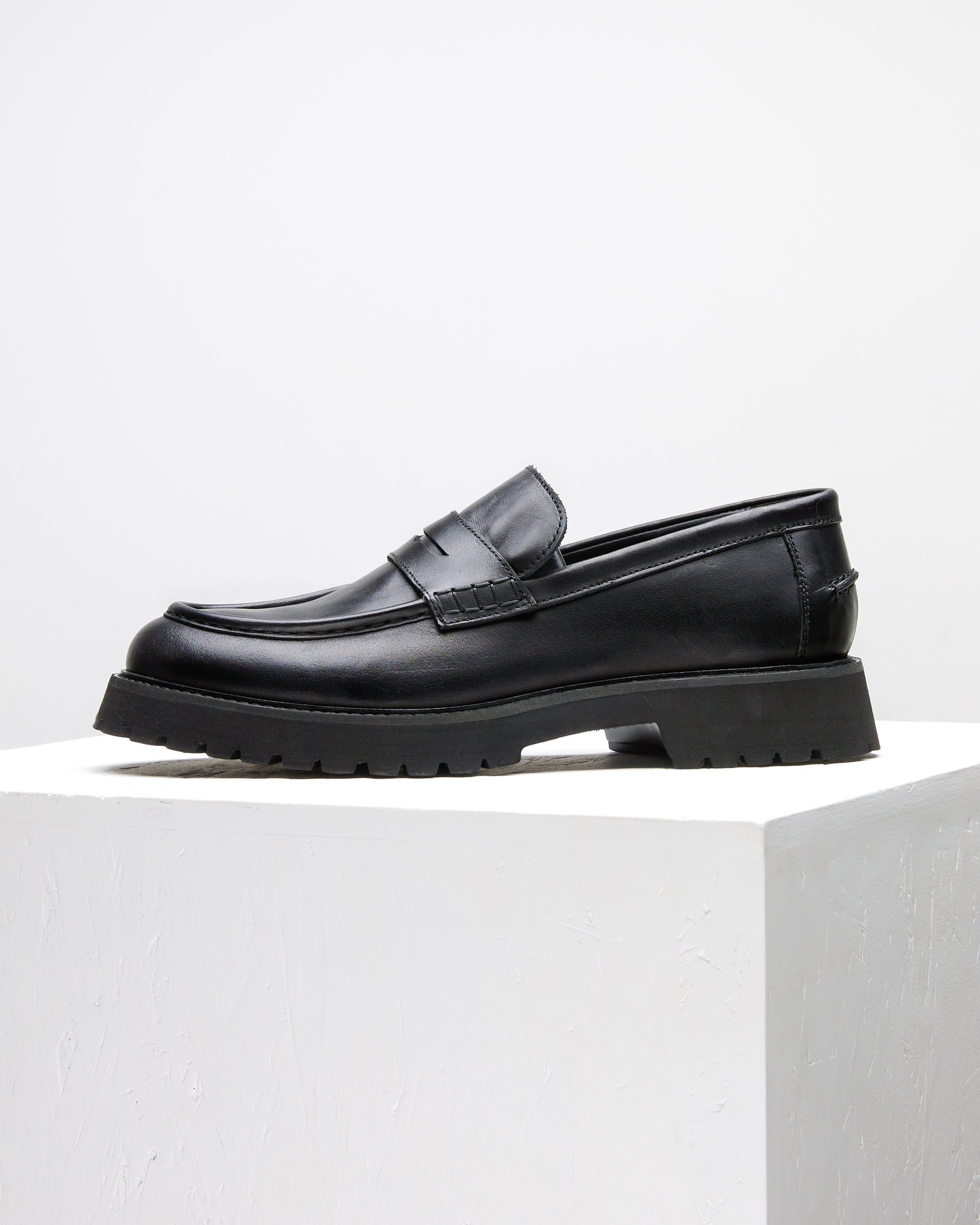 Черные лоферы из натуральной кожи