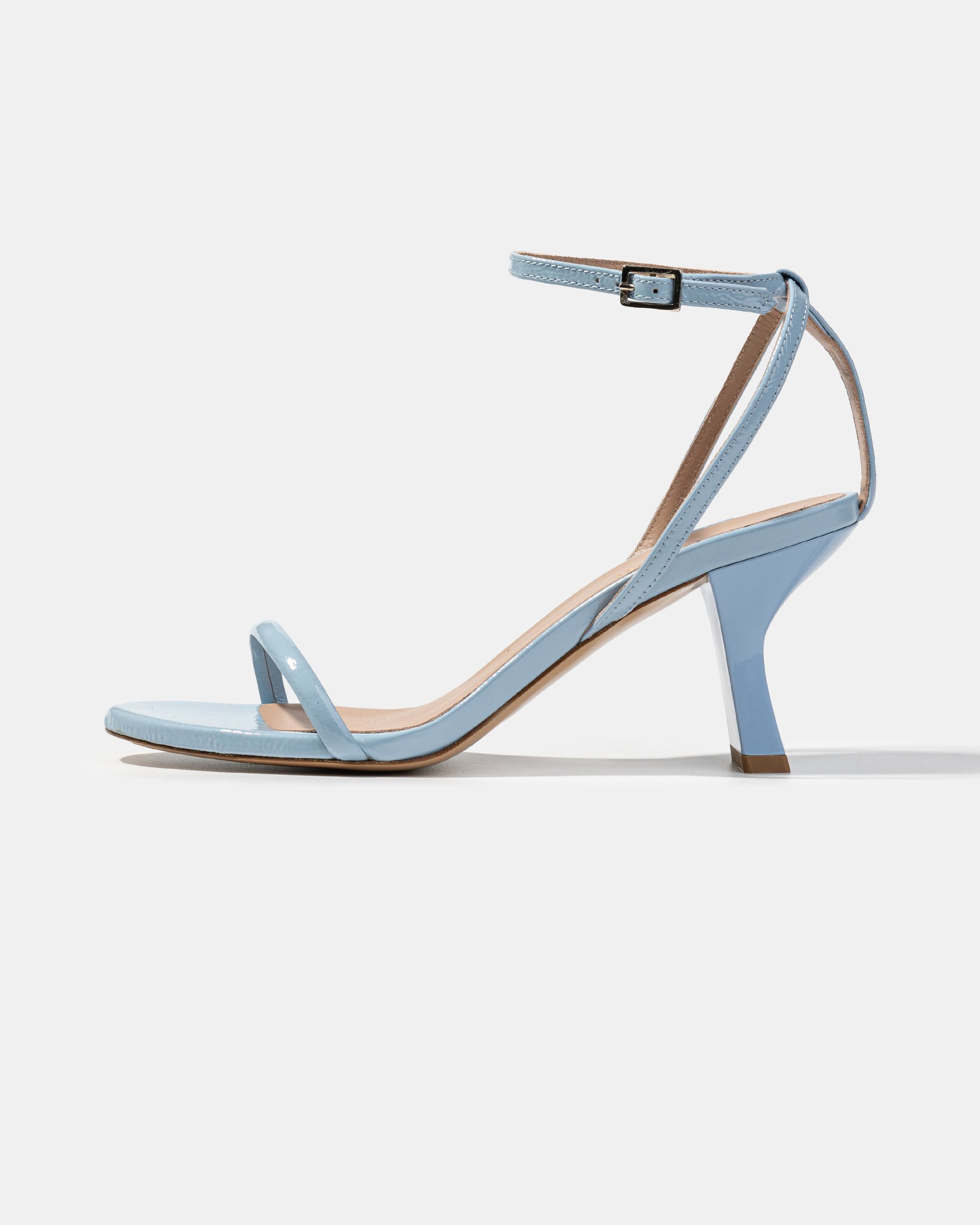 Светло-голубые босоножки на каблуке