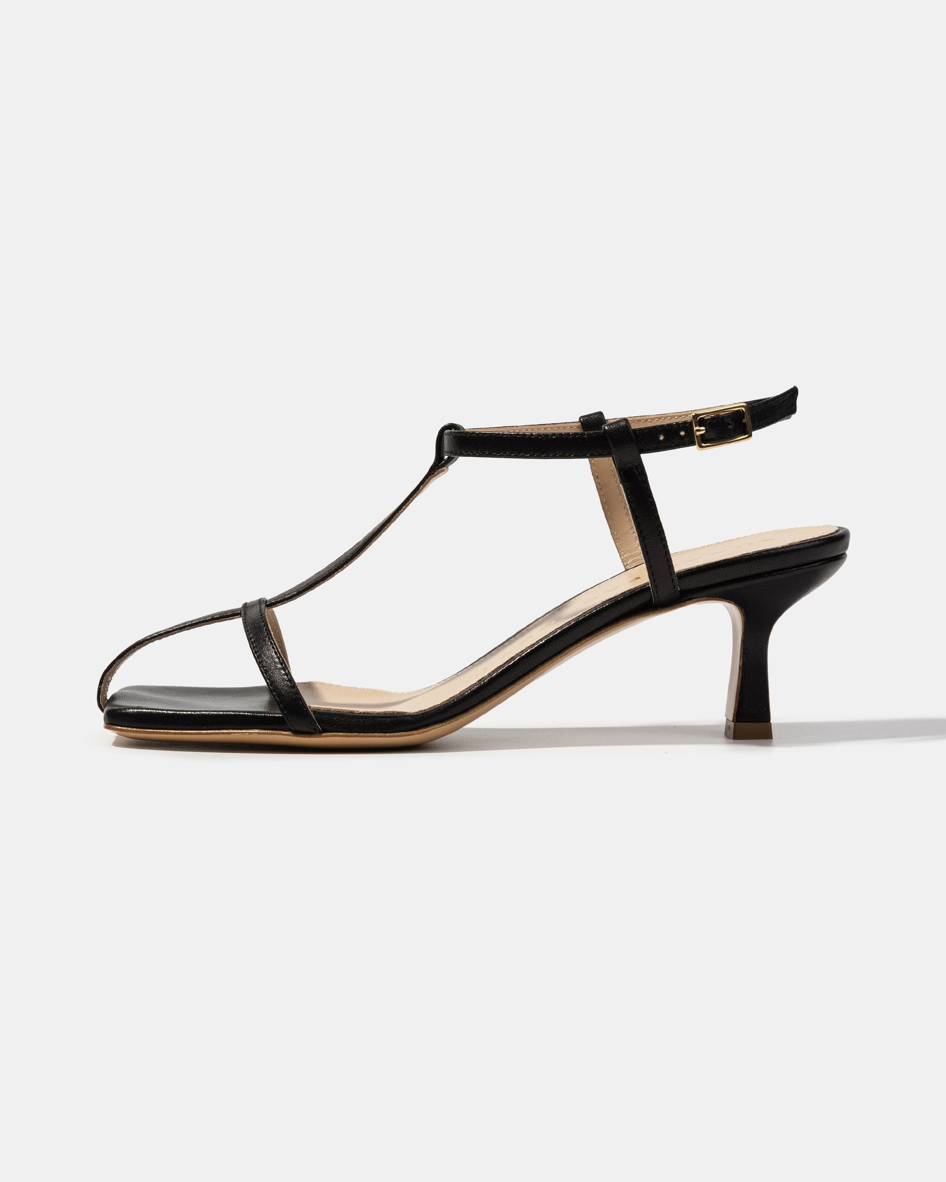 Черные босоножки на каблуке