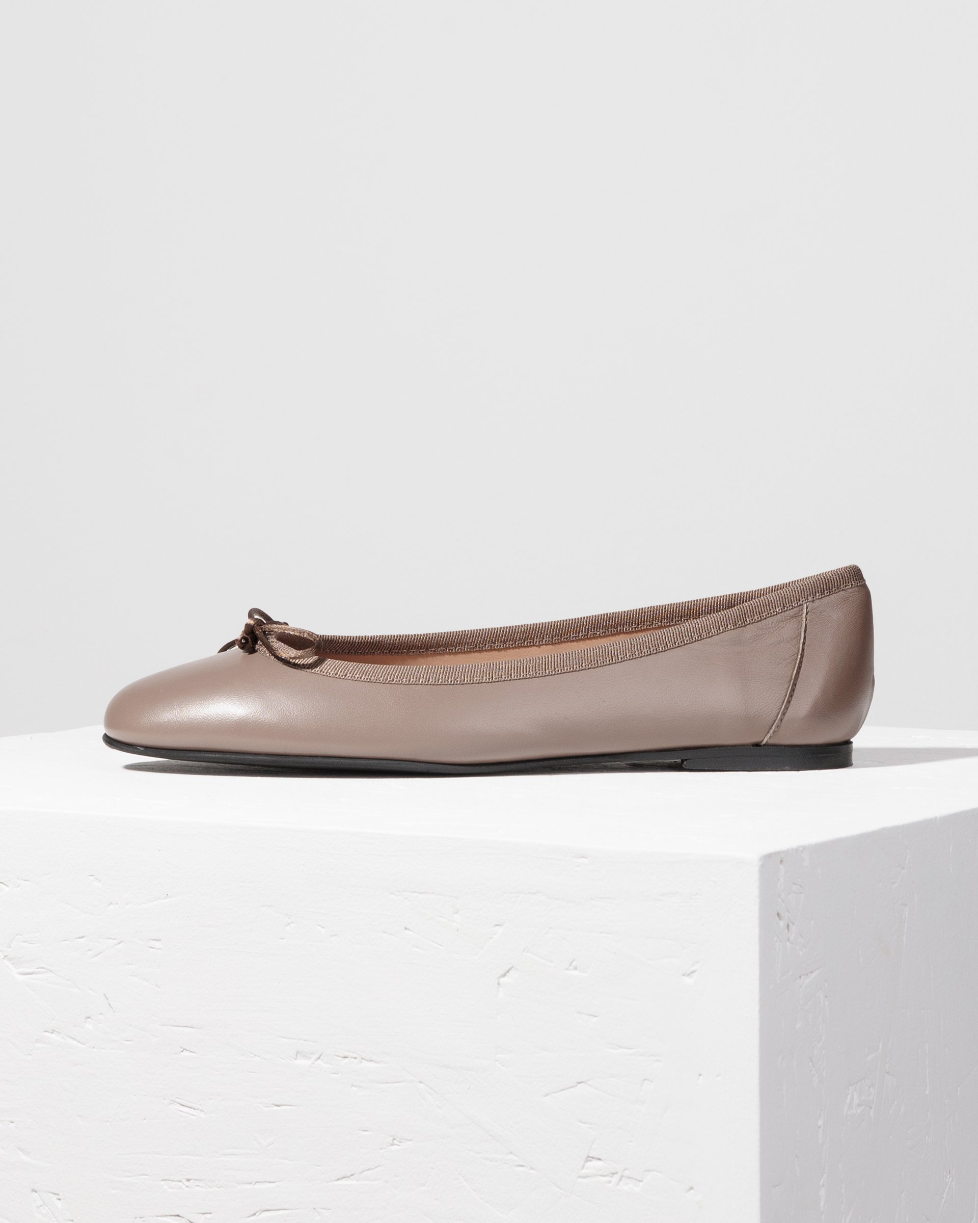 Серые кожаные балетки классического стиля - Main image