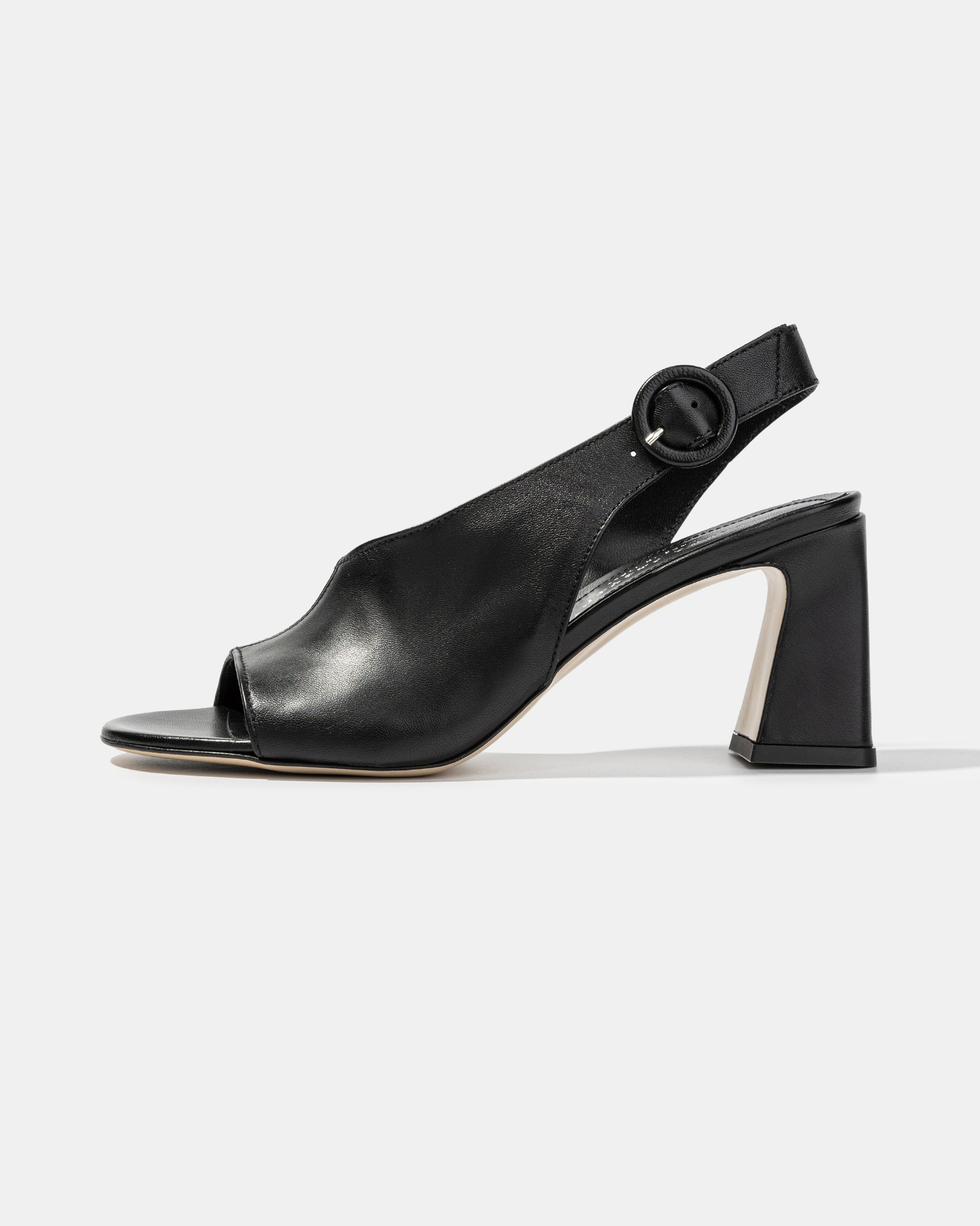 Черные босоножки на высоком каблуке