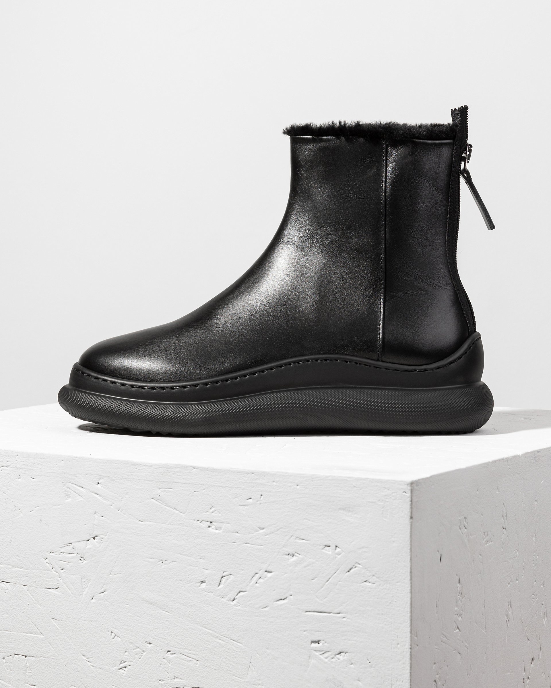 Черные кожаные ботинки с меховой подкладкой - Main image