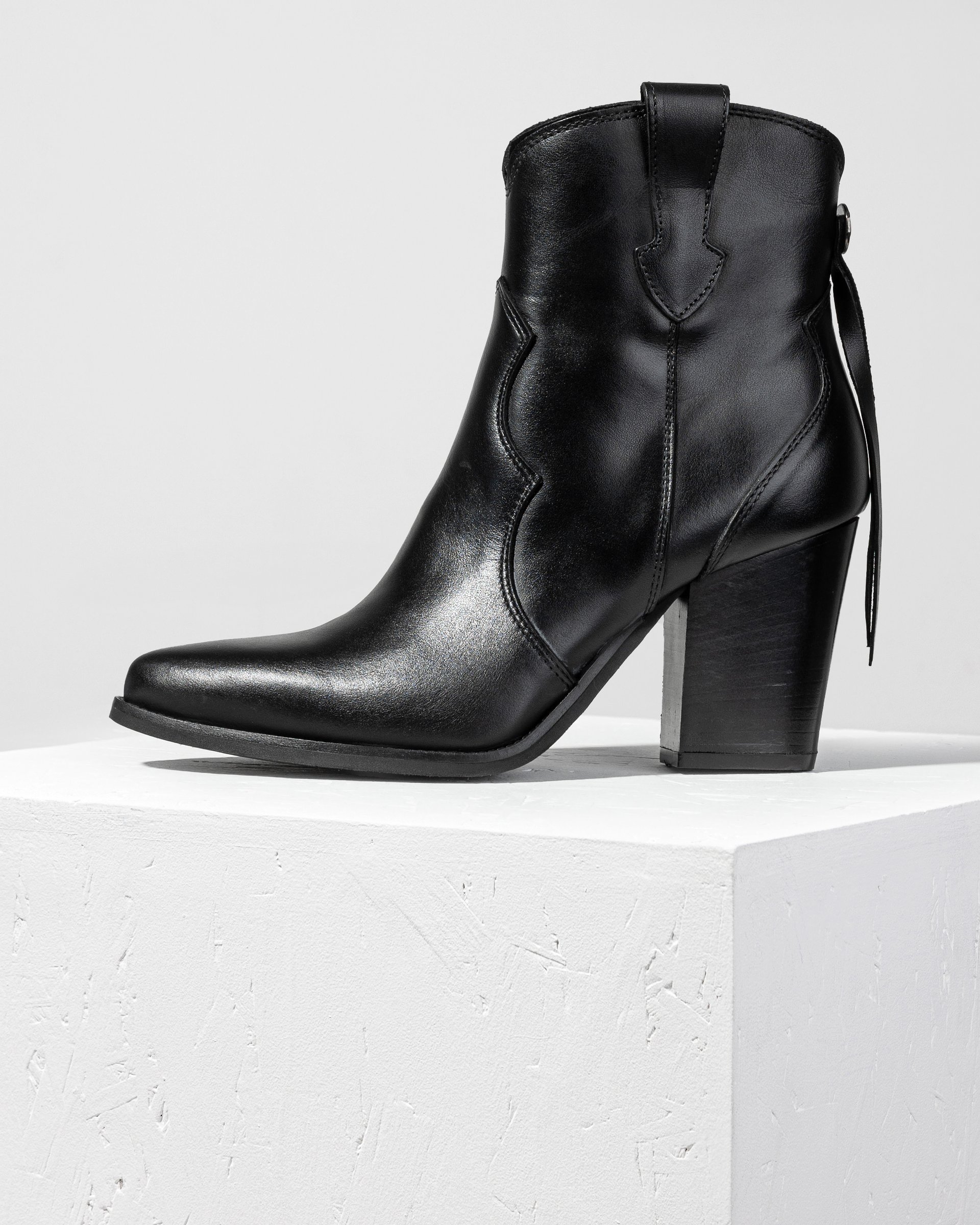 Кожаные казаки на высоком каблуке - Main image