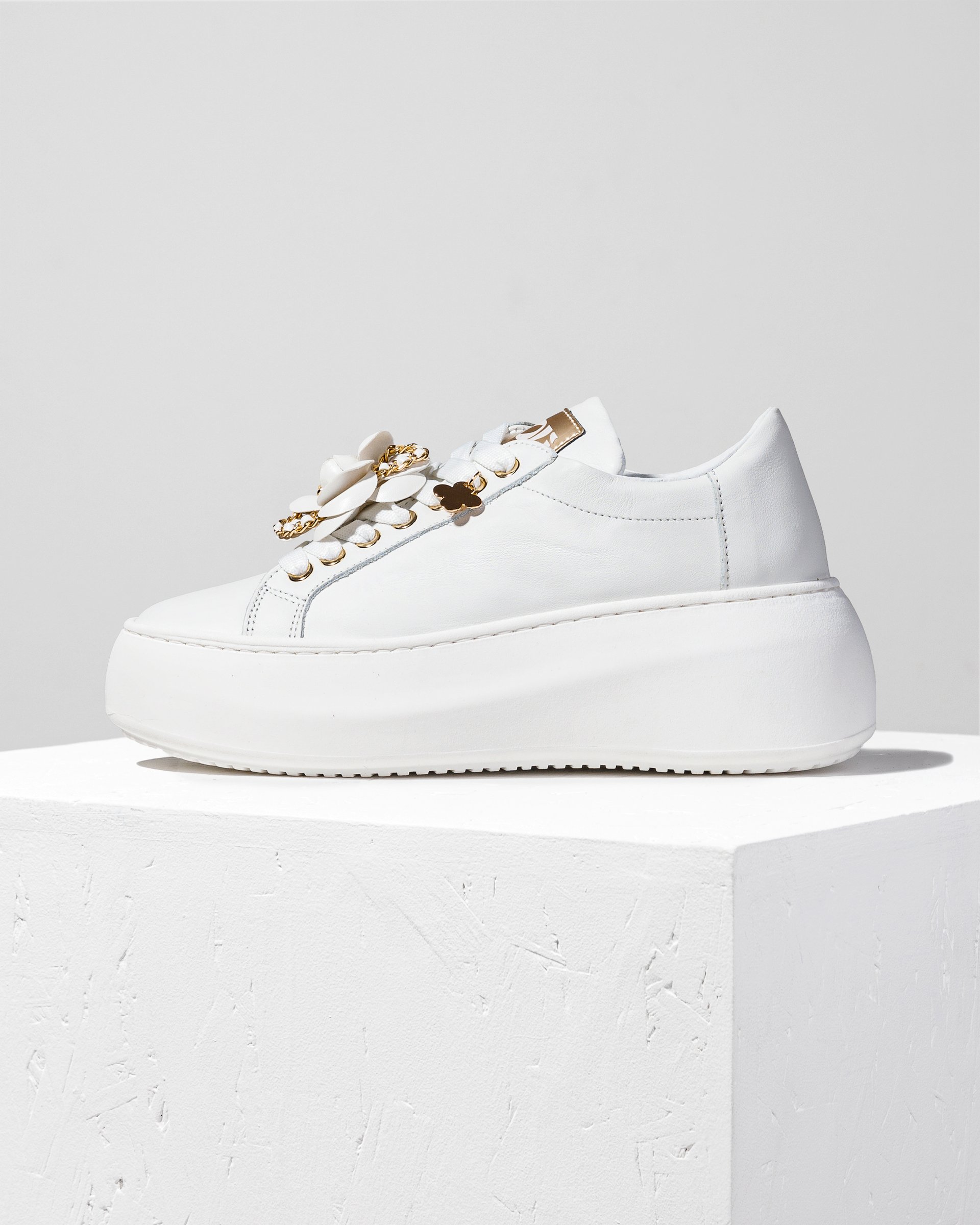 Белые кожаные кроссовки с розой - Main image