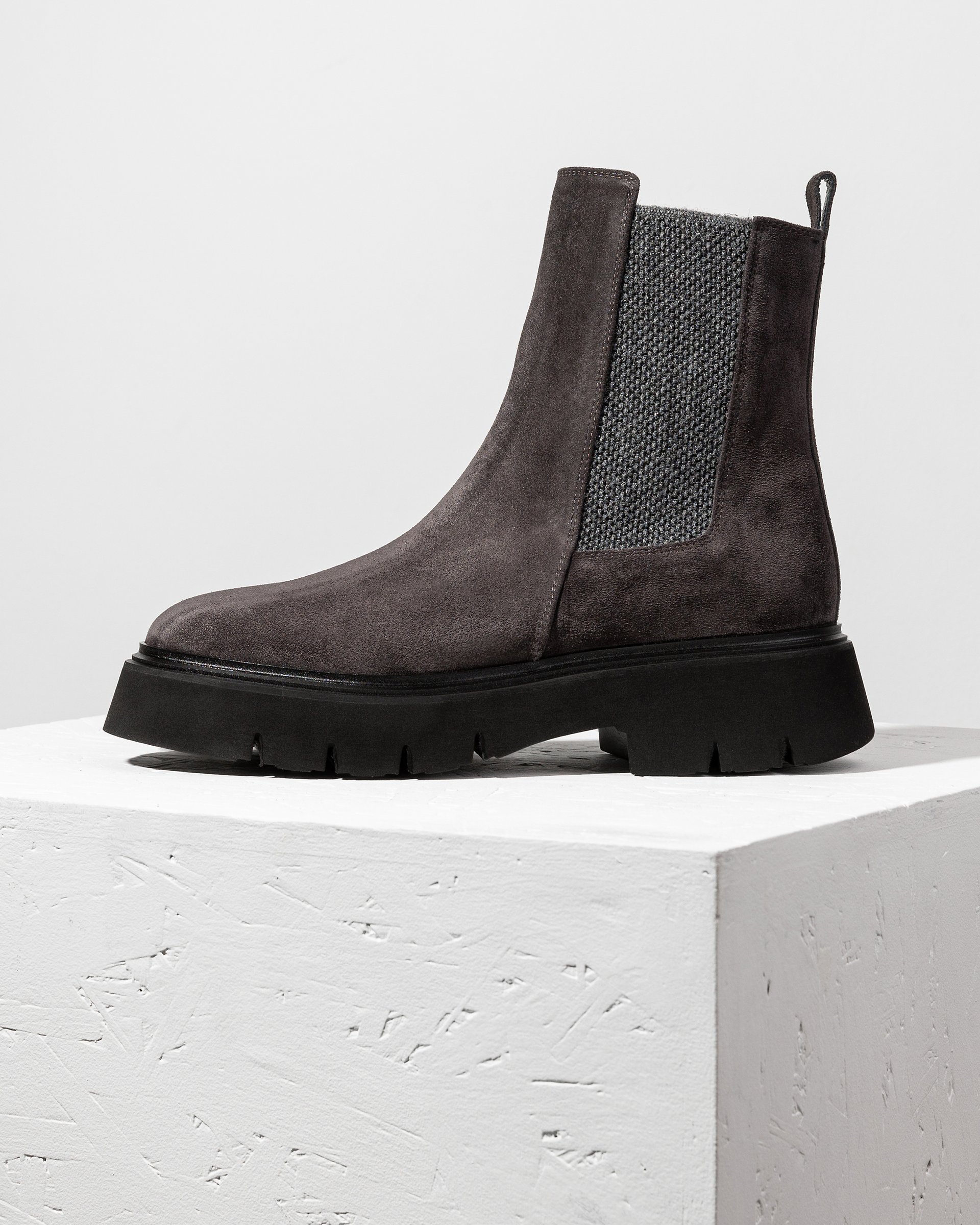 Темно-серые женские ботинки из замши - Main image