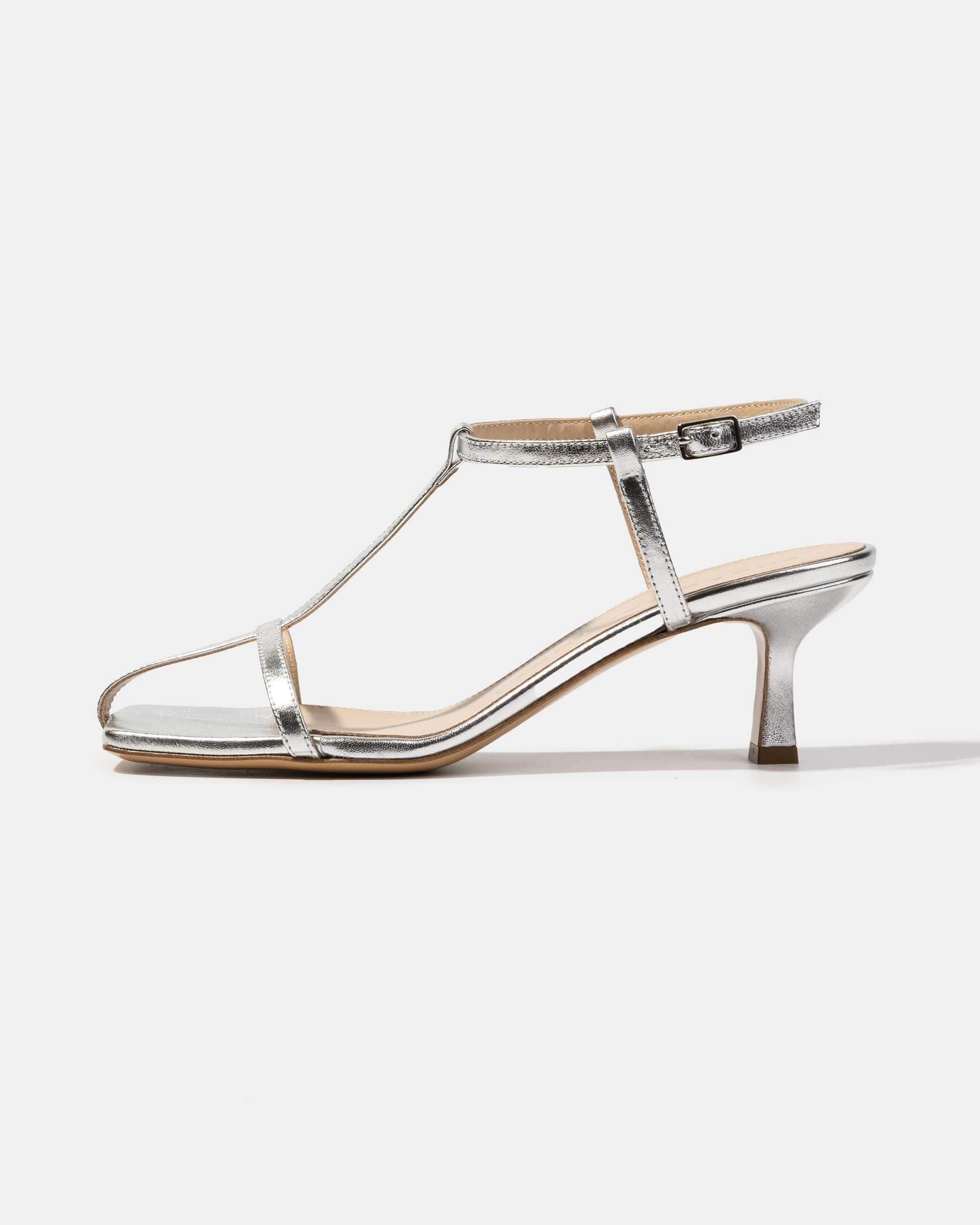 Серебристые босоножки на каблуке