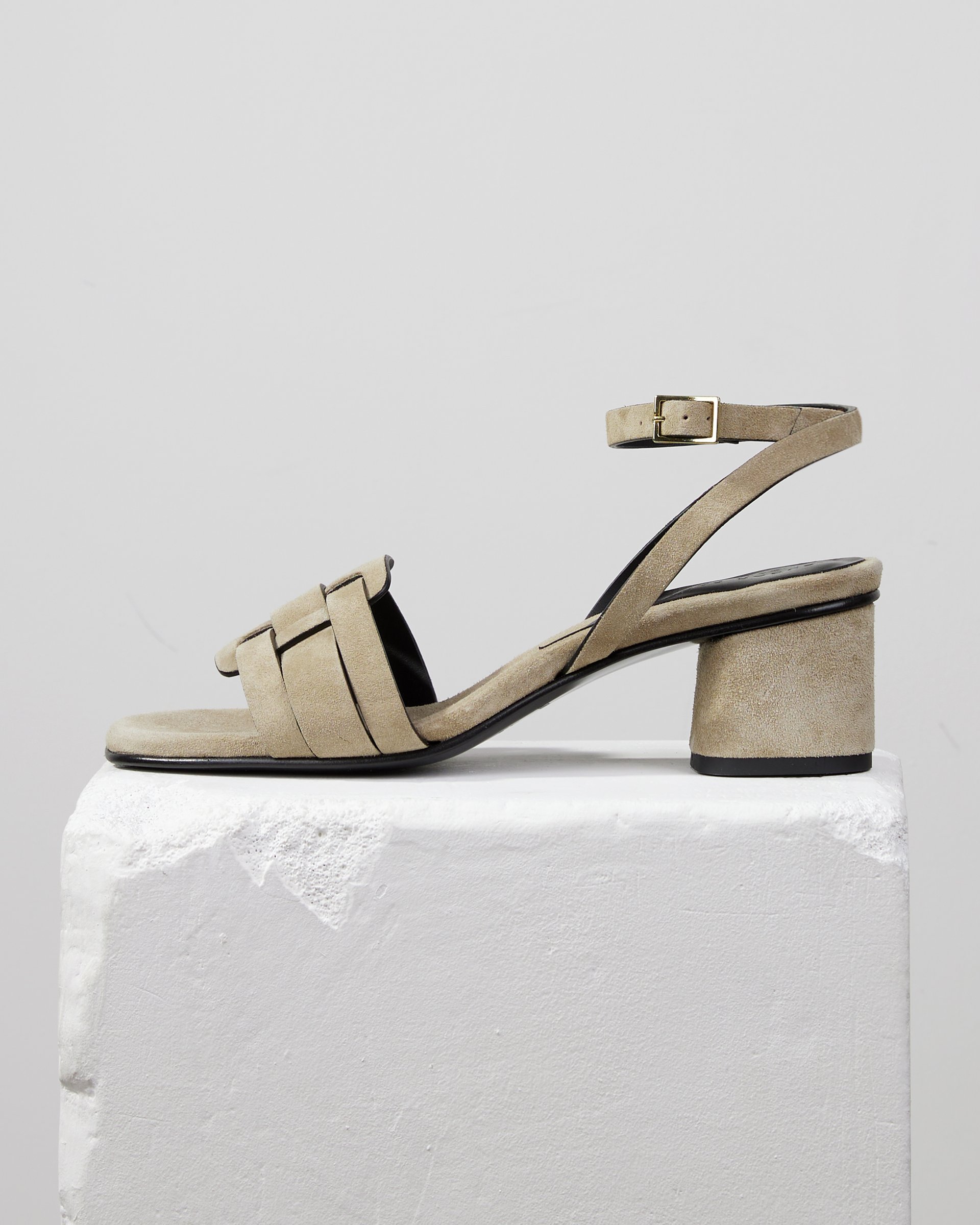Серо-бежевые замшевые босоножки - Main image