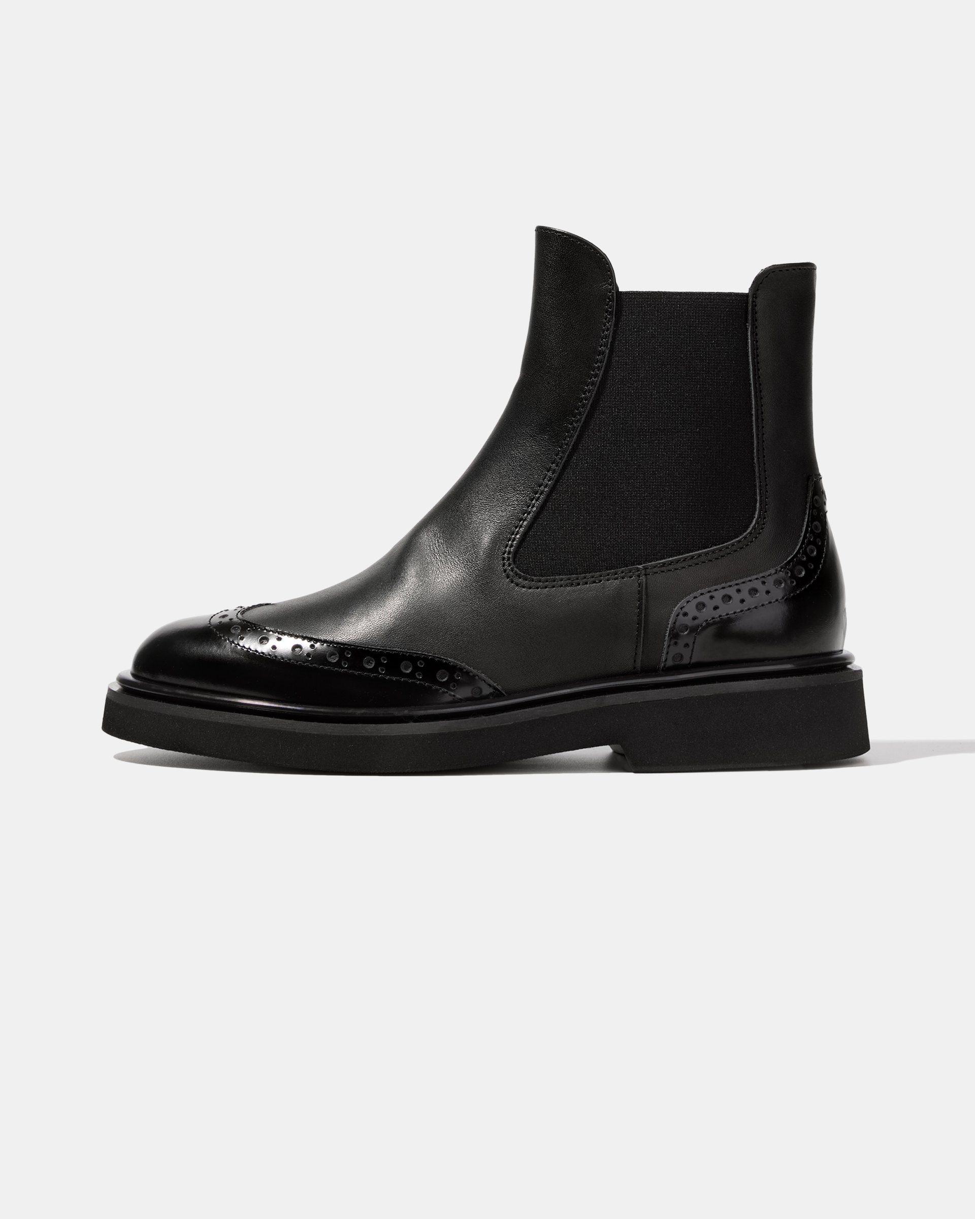 Черные кожаные ботинки челси