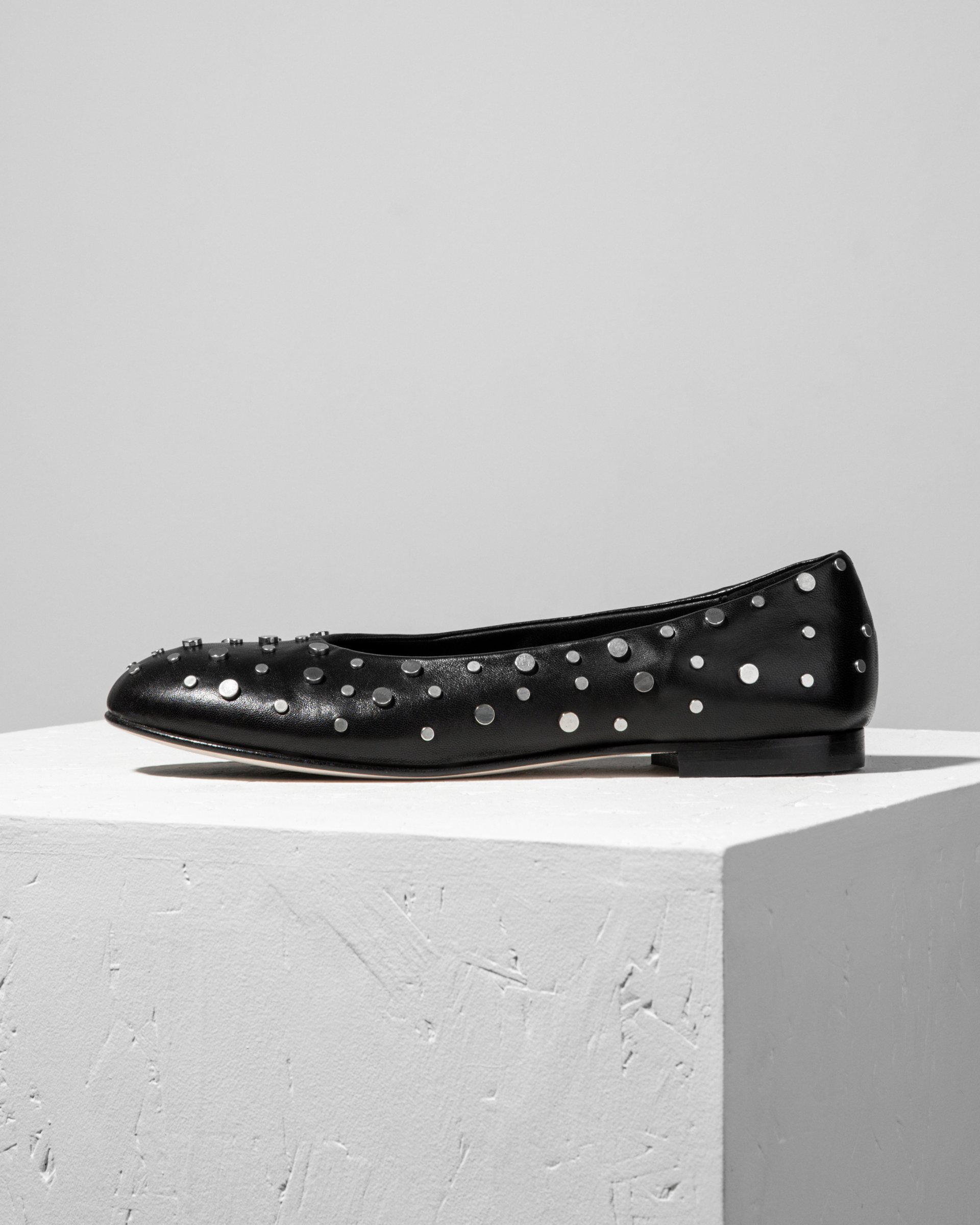 Черные кожаные балетки с заклепками - Main image