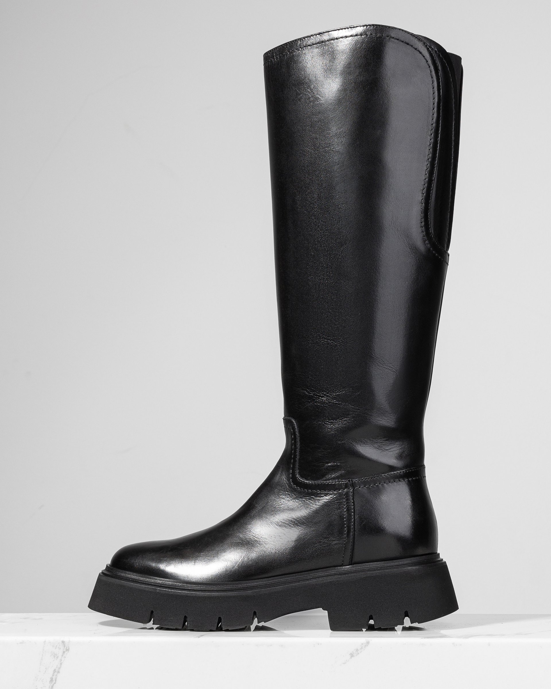 Черные кожаные сапоги классического стиля - Main image