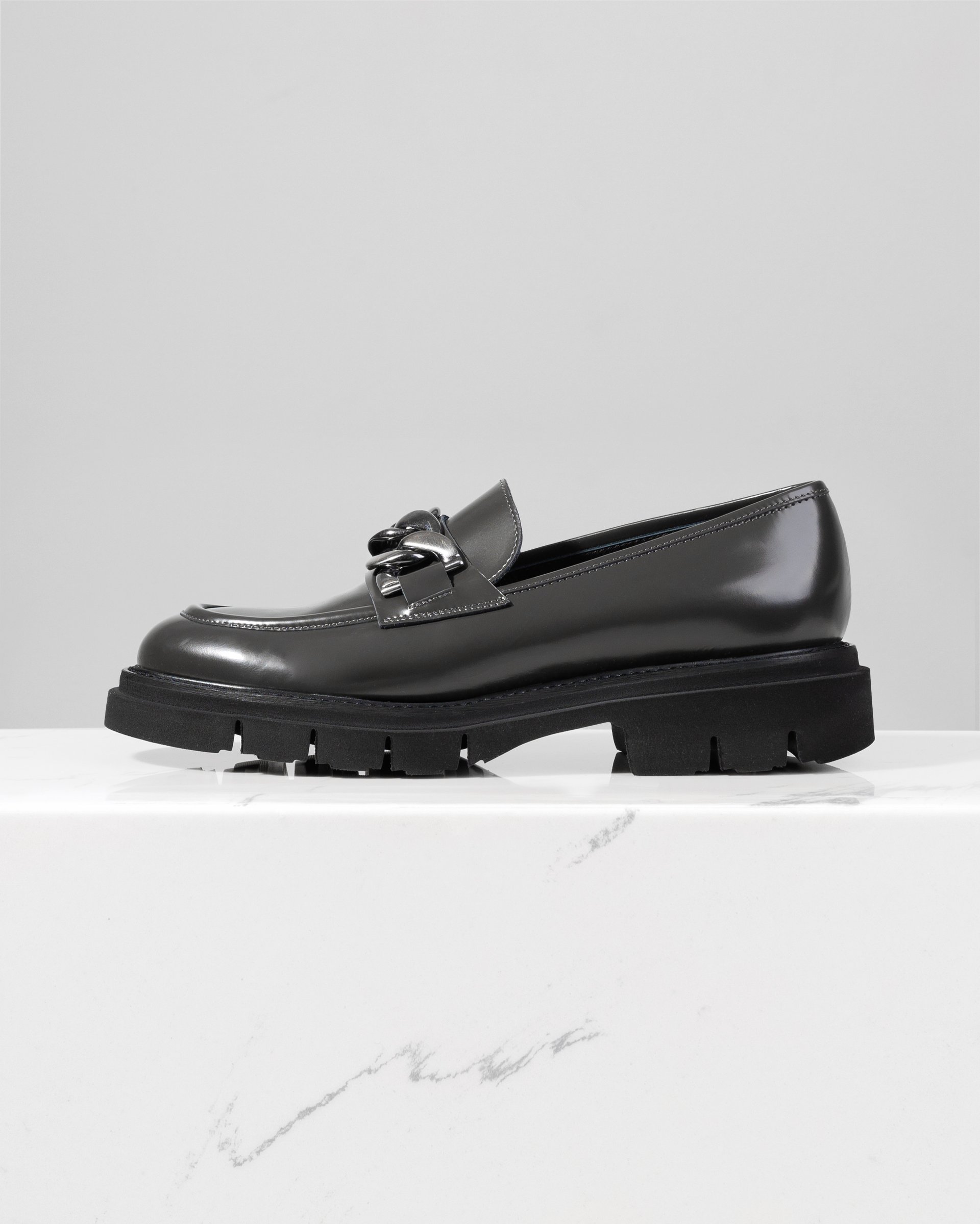 Серые кожаные лоферы классического стиля - Main image