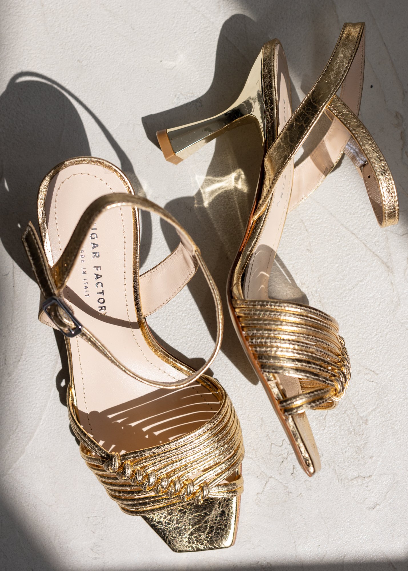 Золотистые босоножки на каблуке - Image 5 of 5